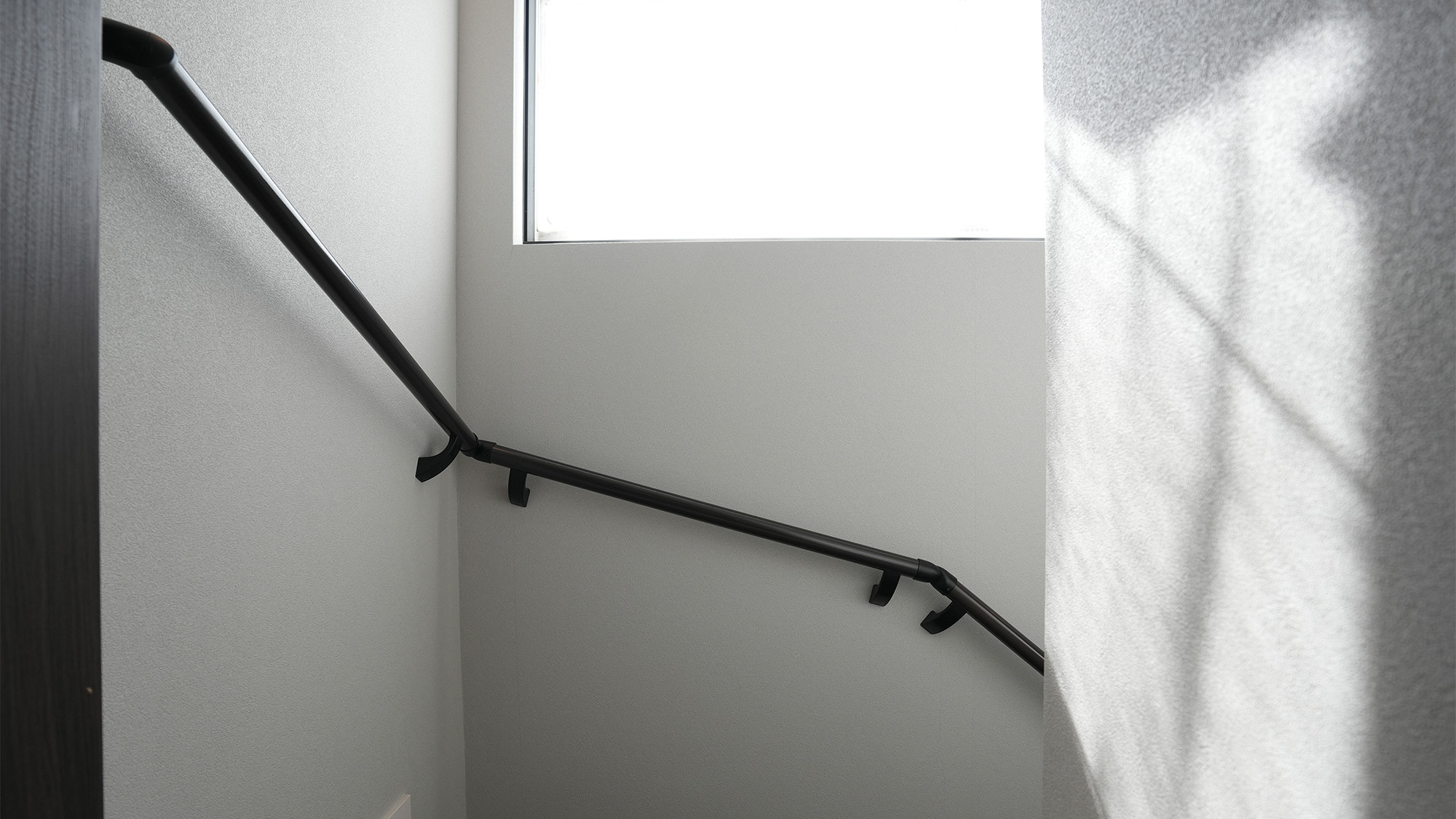 ・【階段】モノトーンが際立つクールな雰囲気　手すり付きで小さなお子さま連れでの宿泊にも安心