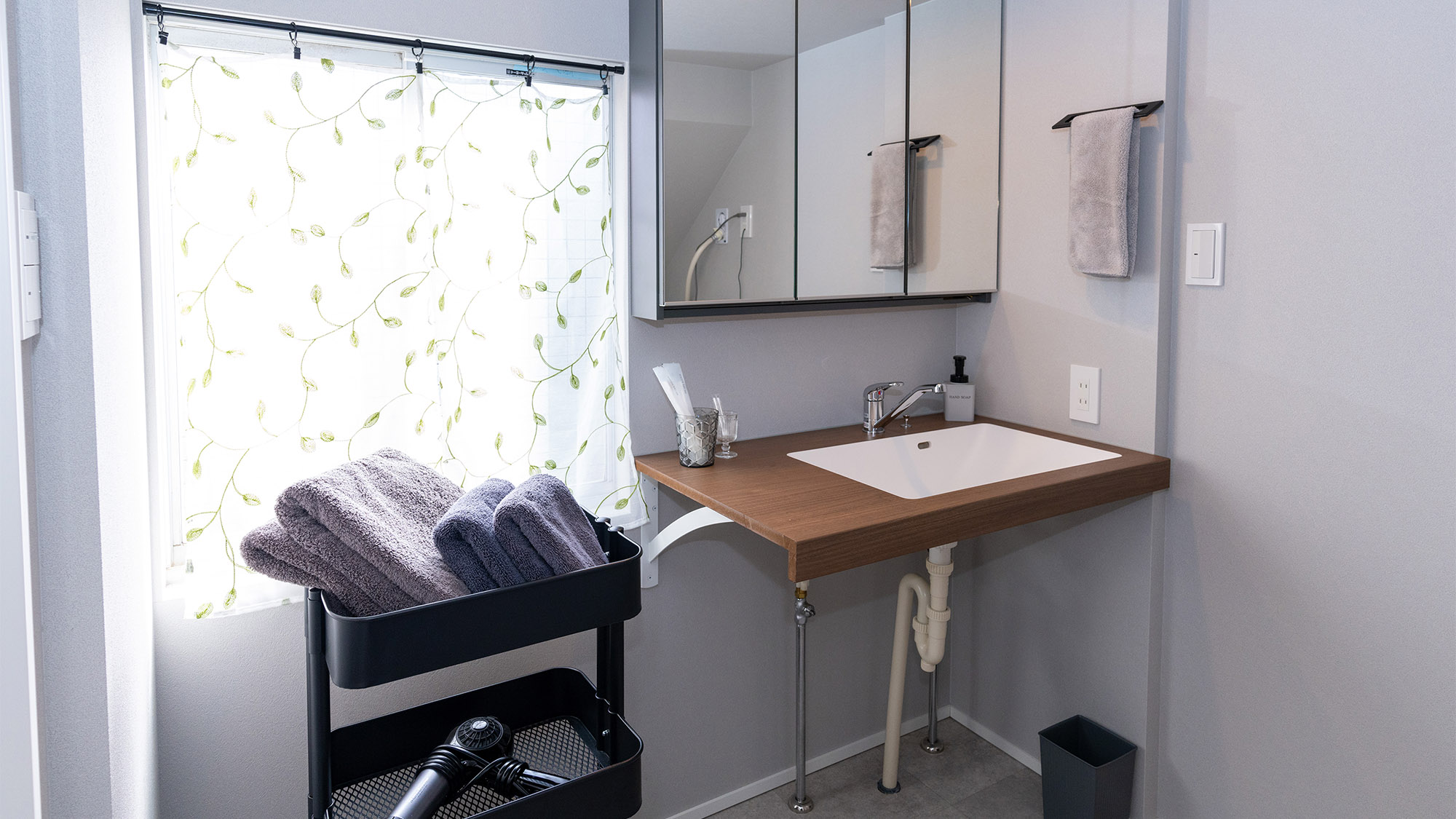 ・【洗面所】スッキリとしたデザインで統一　広々とした空間でゆったりと身支度をしていただけます