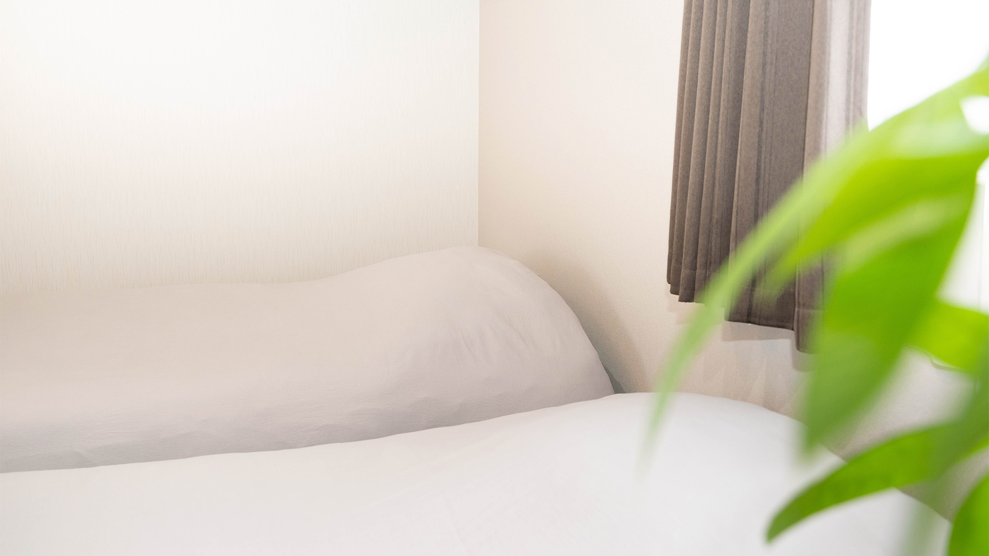 ・【リビング／ベッドルーム】大きな窓と十分なサイズのベットでゆったりとお過ごしいただけます