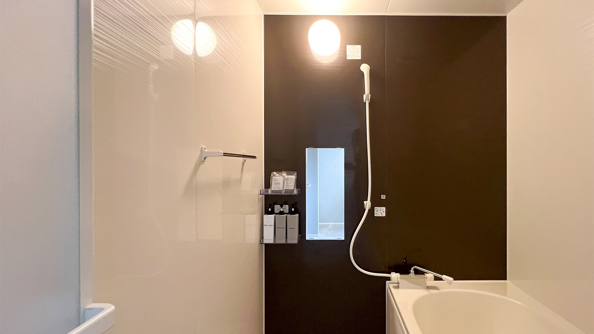 ・【バスルーム】ゆったり寛げる心落ち着く雰囲気の浴室　ご自宅のような快適なバスタイムを