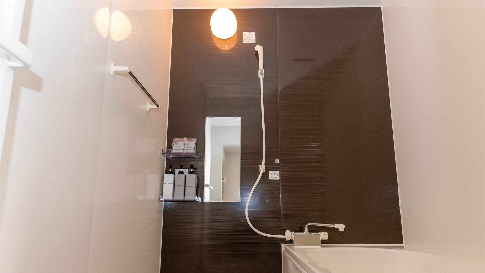 ・【バスルーム】広々とした空間で旅の疲れを洗い流す　心ゆくまでリラックス