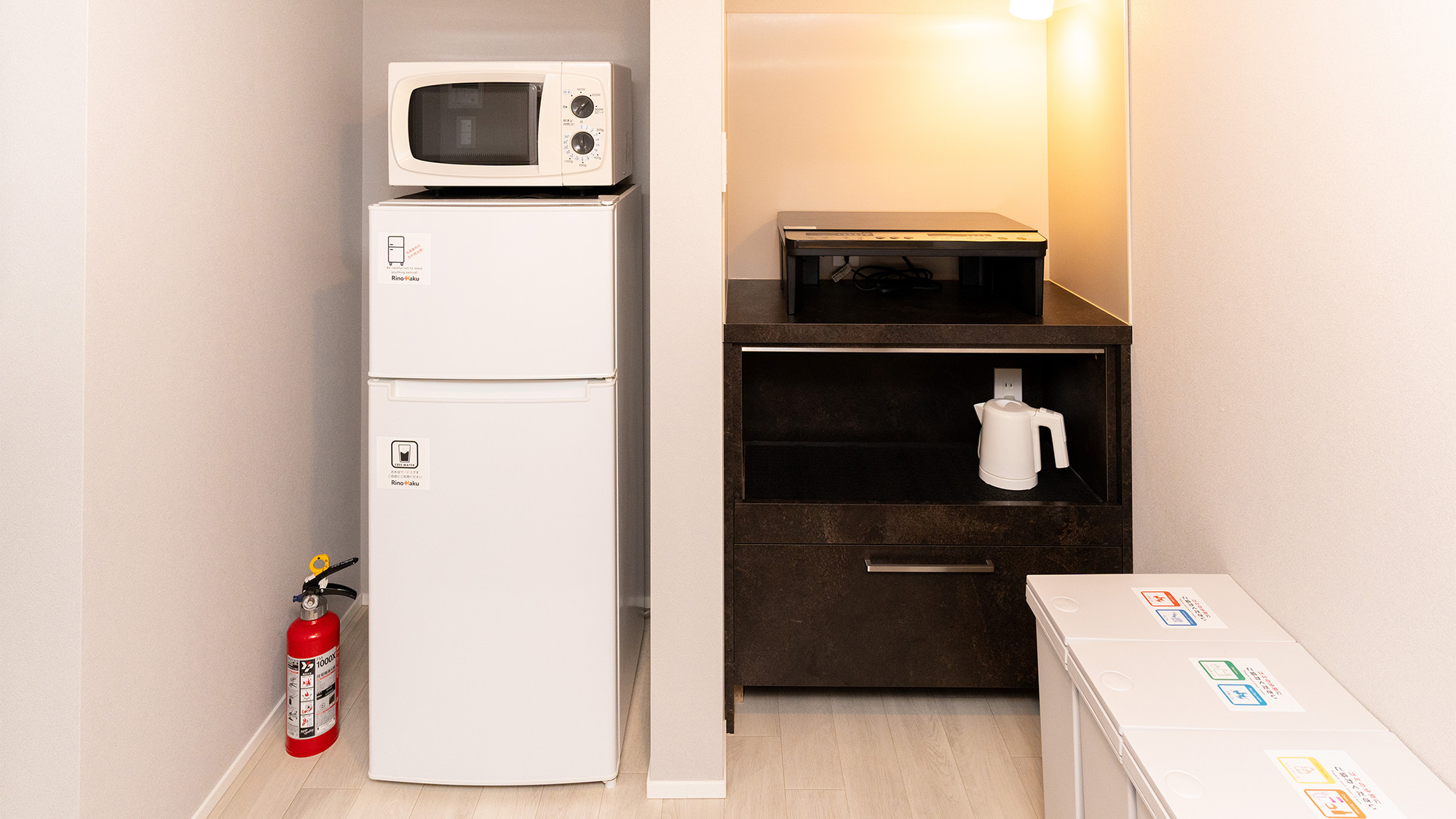 ・【キッチン】IHタイプのコンロ　冷蔵庫　電子レンジもあり美味しい旅の思い出を創造する快適な自炊空間