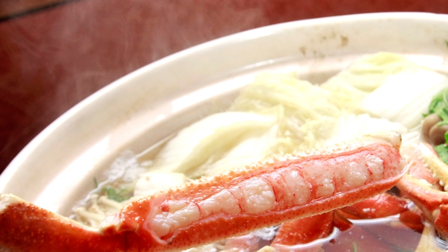 蟹の旨味がぎゅっとつまった出汁でいただくカニすきは〆の雑炊まで絶品間違いなし！