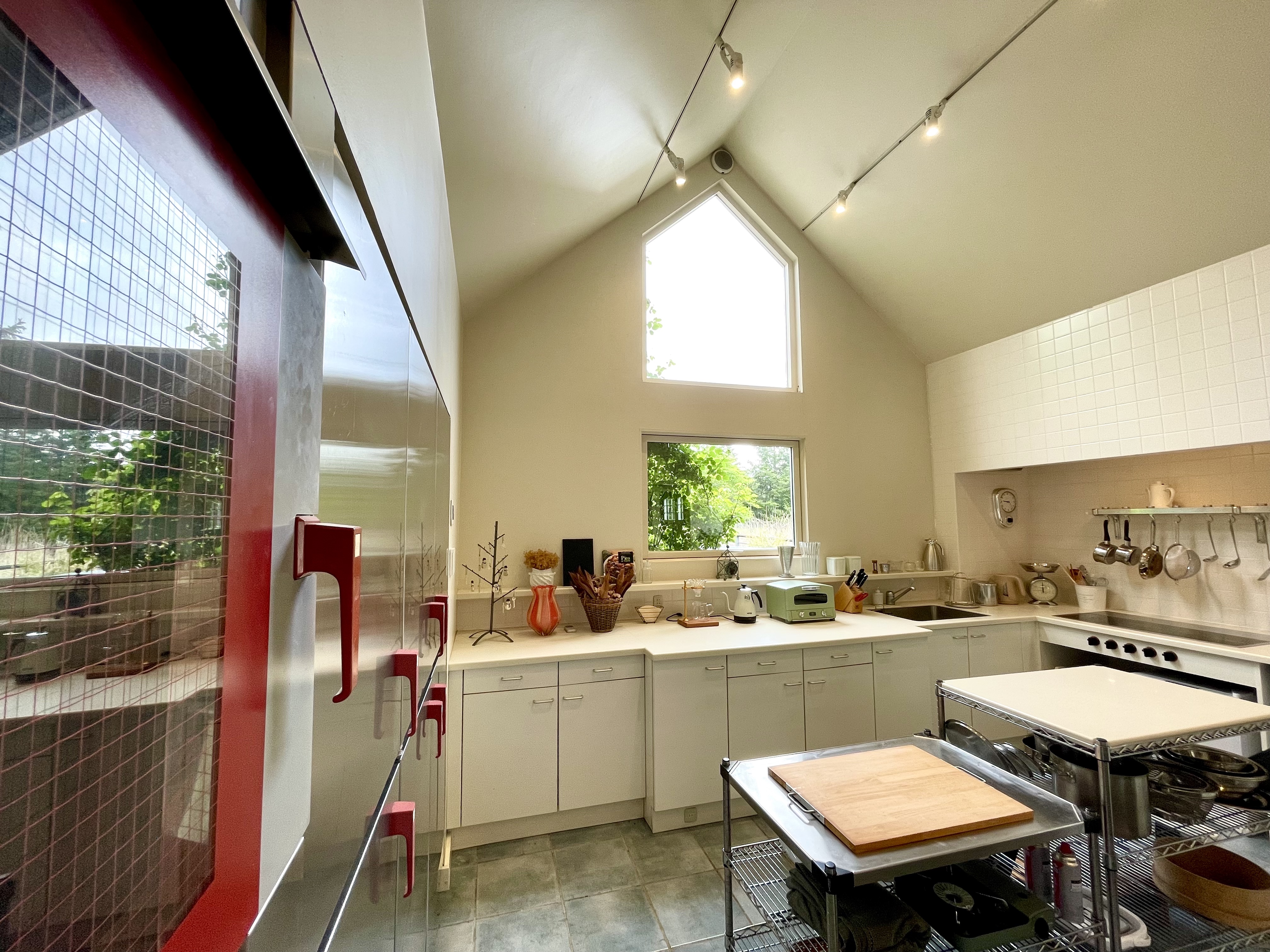 大きな窓が特徴のキッチン