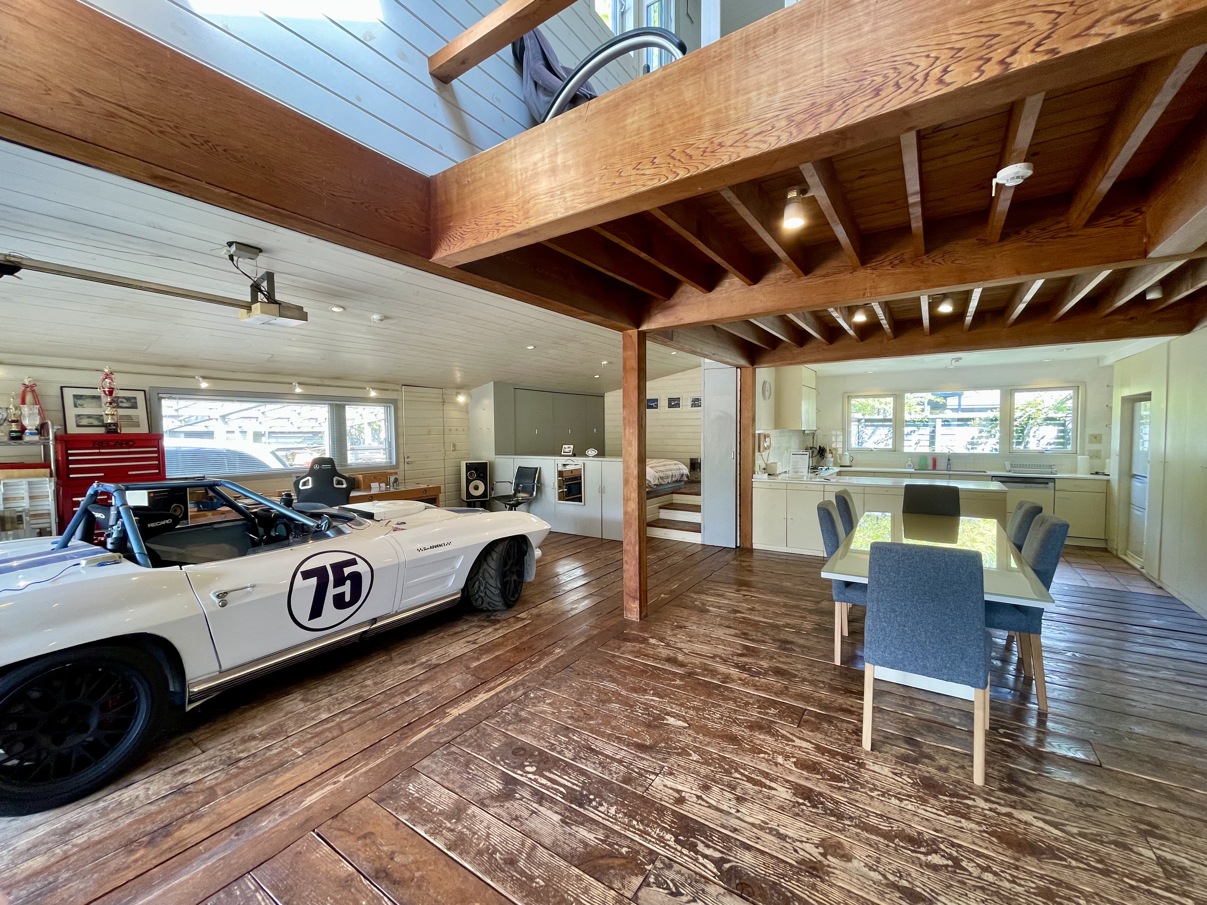 ダイニング横のインナーガレージには、1964年製のCorvette C2 Stingrayが展示されています。