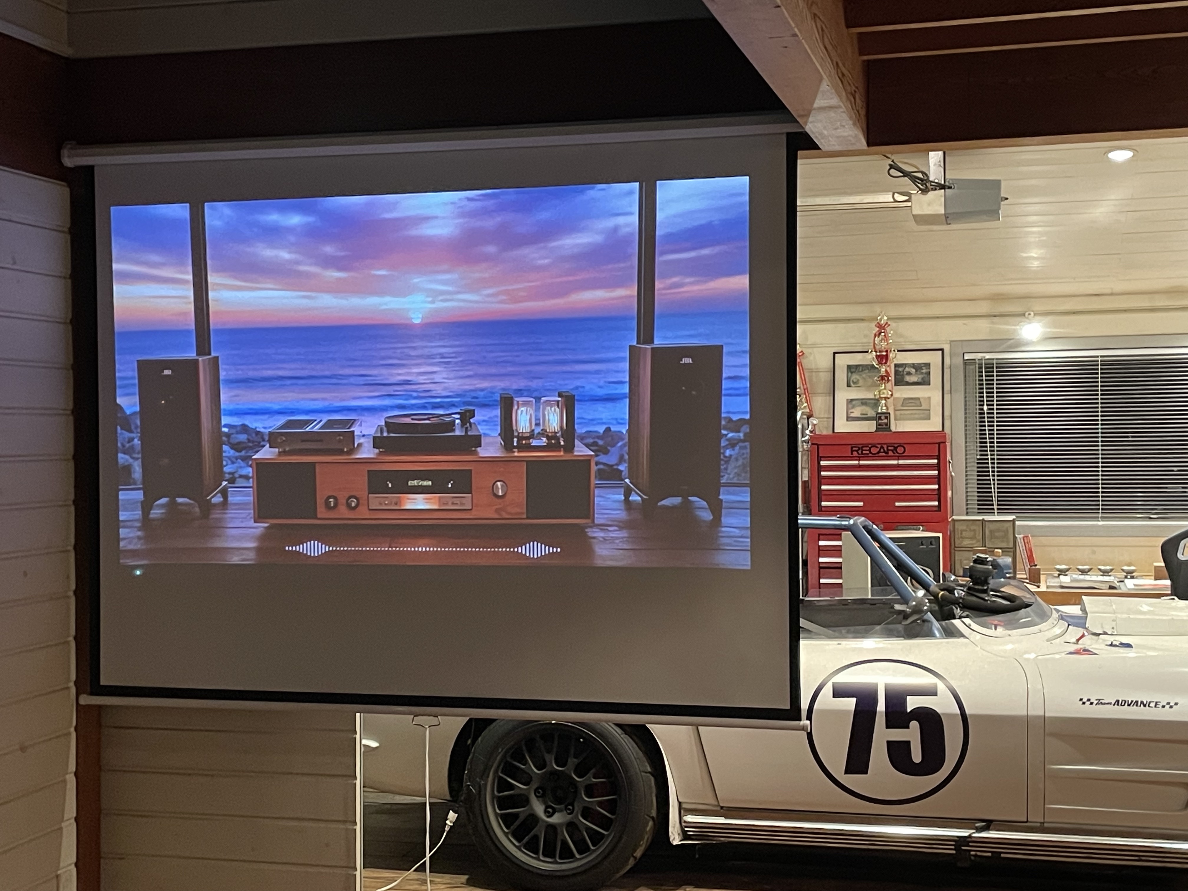 Corvette：100インチプロジェクタースクリーン