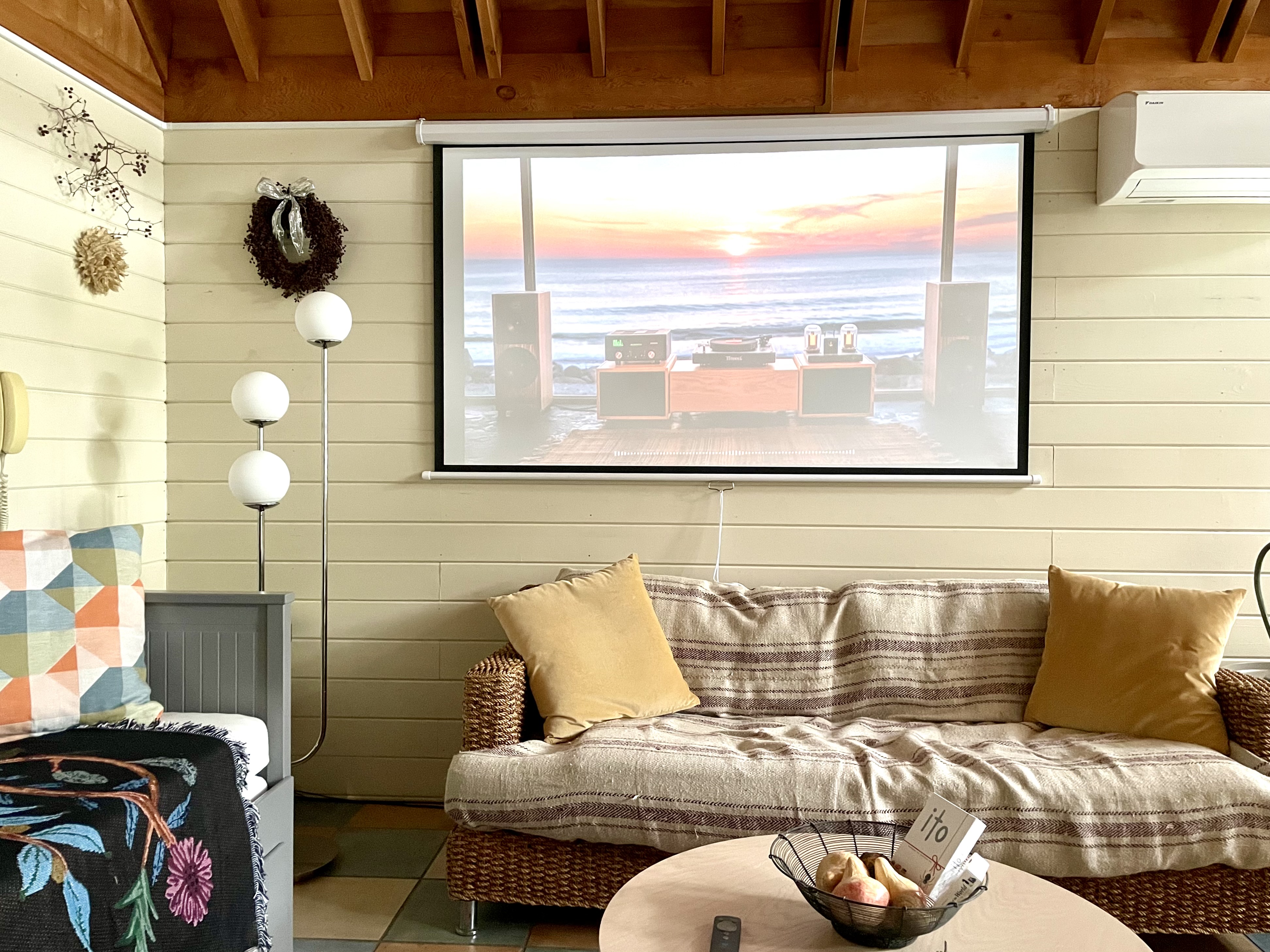 Montana：80インチプロジェクタースクリーン