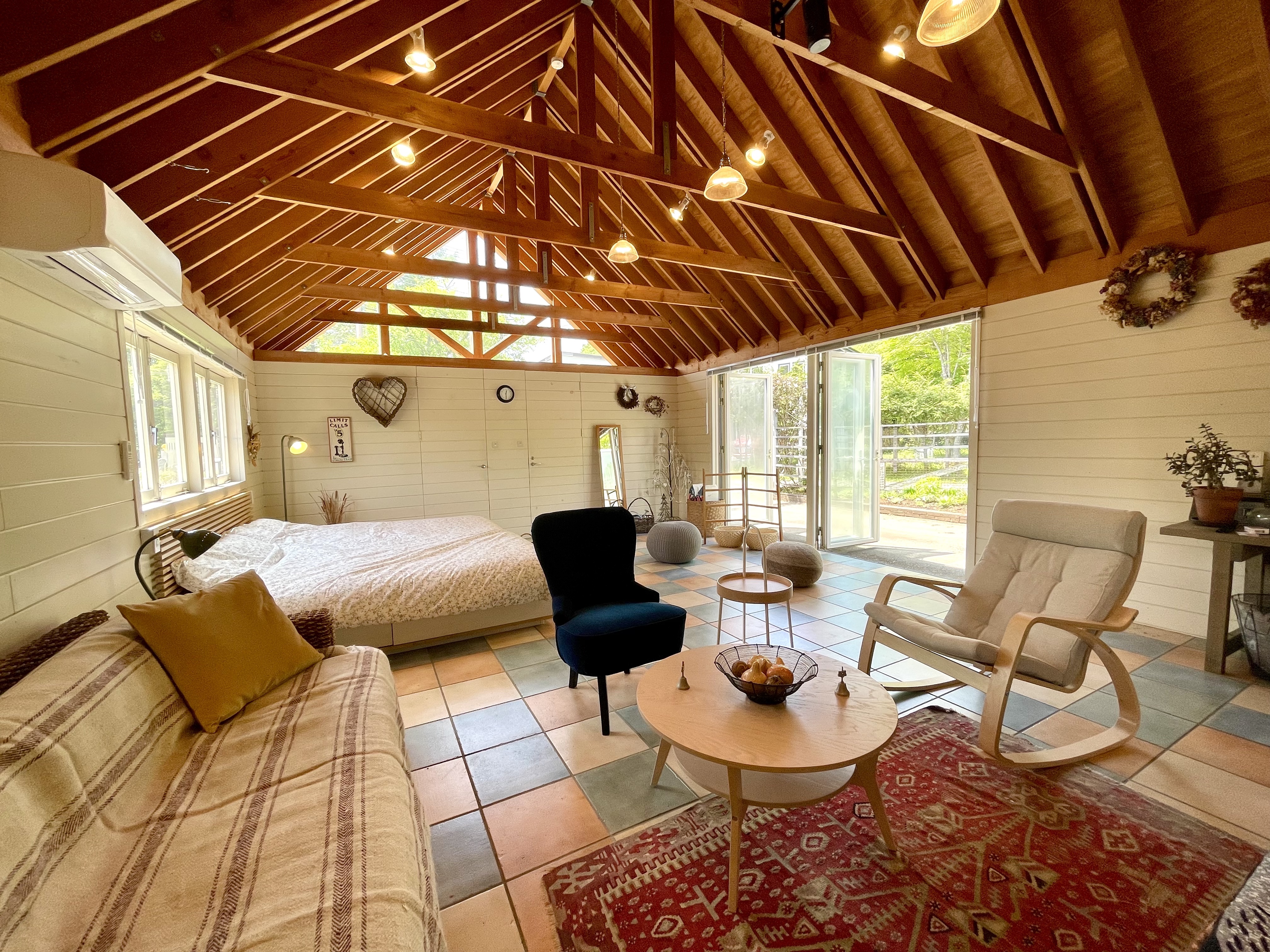 ベッドルームとリビングルームがひとつの広々としたスイートルーム仕様です