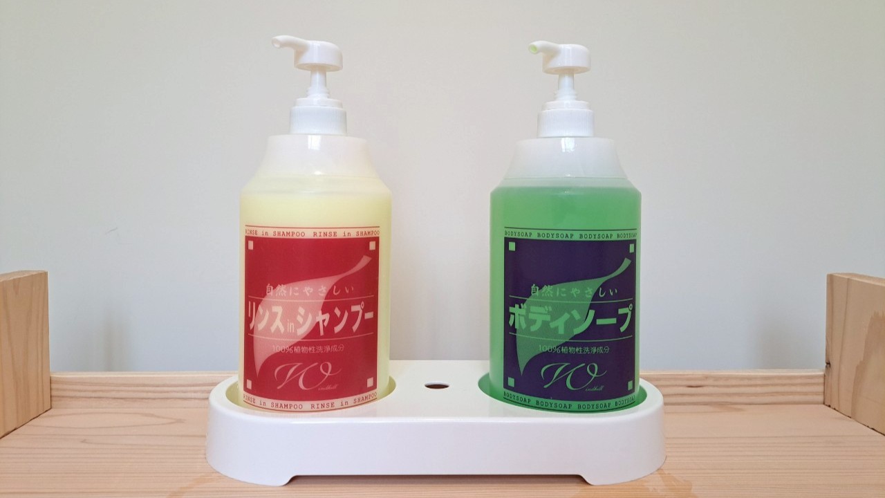【宿泊棟＊共用部】シャワールーム：環境にやさしいリンスインシャンプーとボディソープ