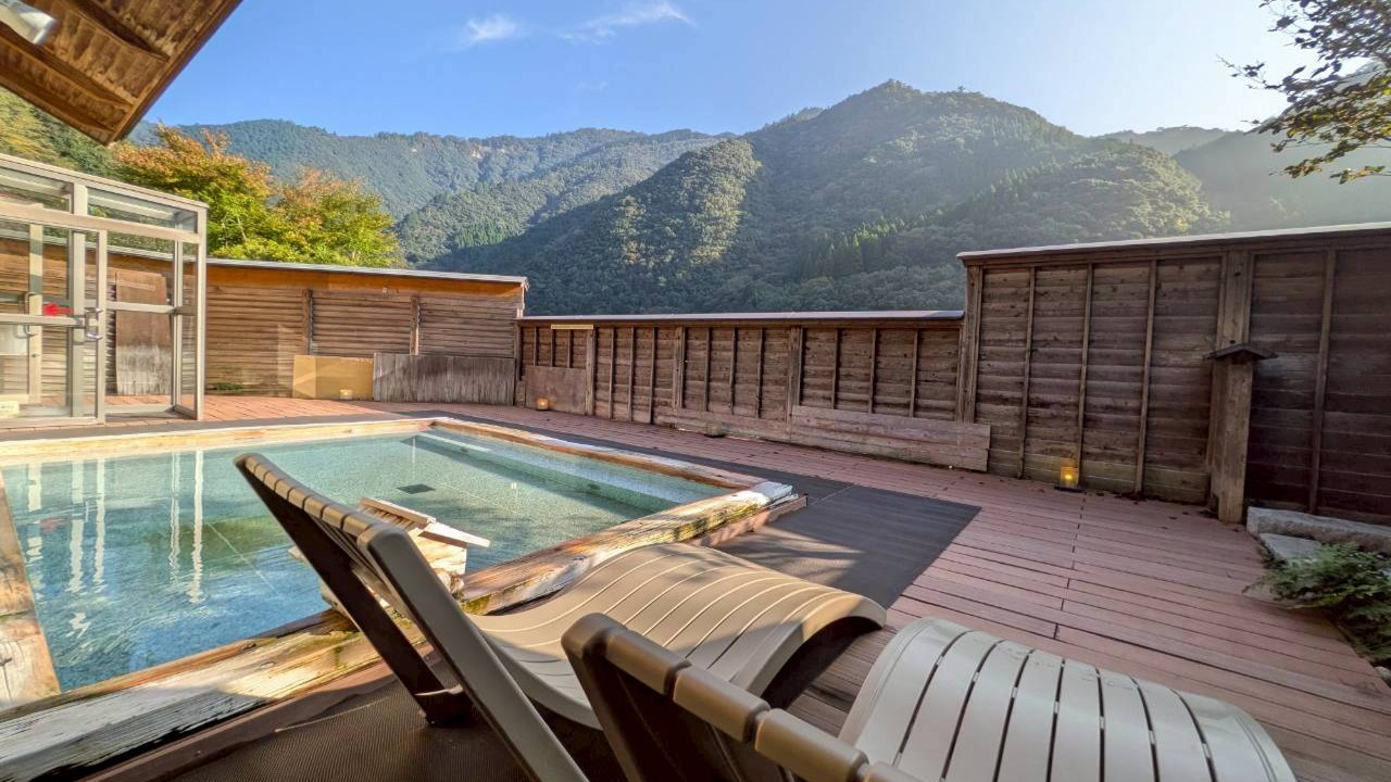 【温泉棟＊陽の湯】外気浴スペースと露天風呂