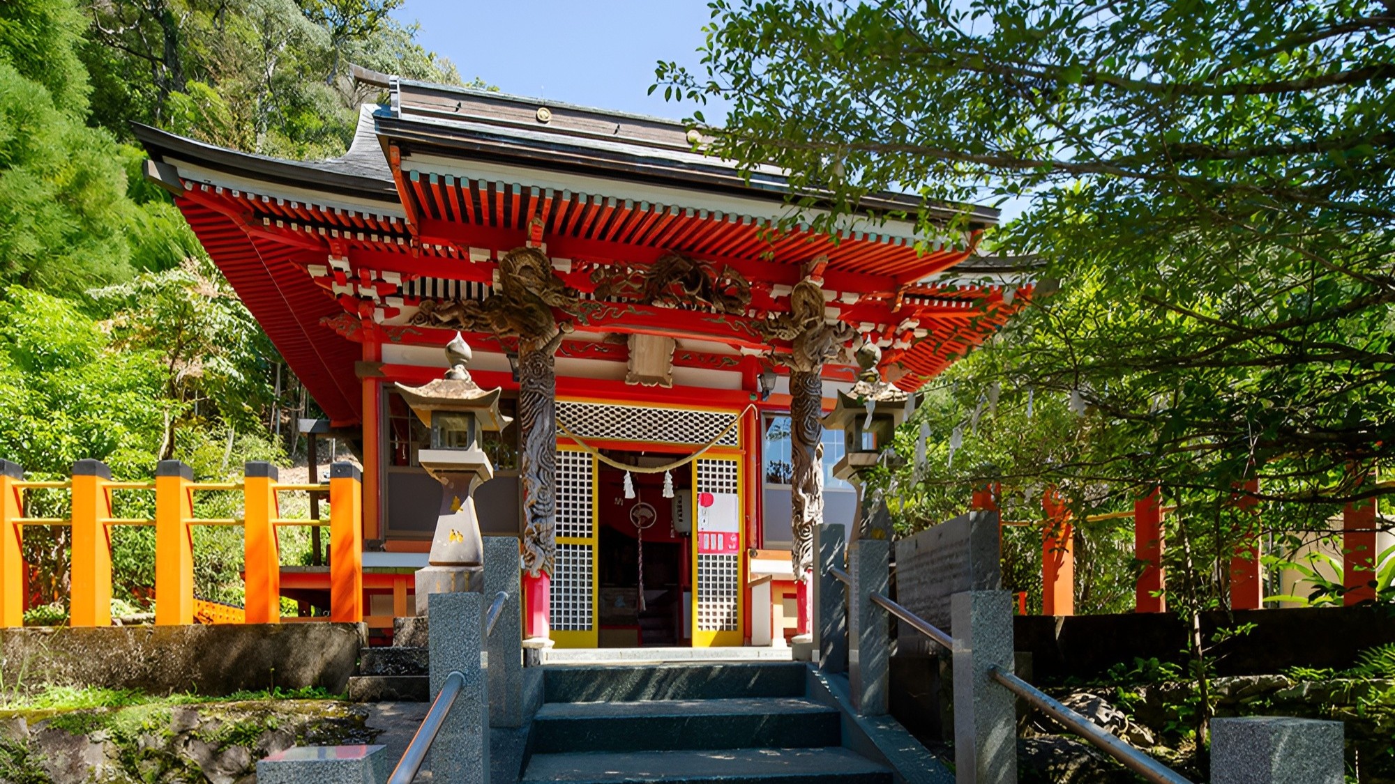 【児原稲荷神社】国見山登山口の高台にある神社。毎年11月下旬に例大祭が行われる。