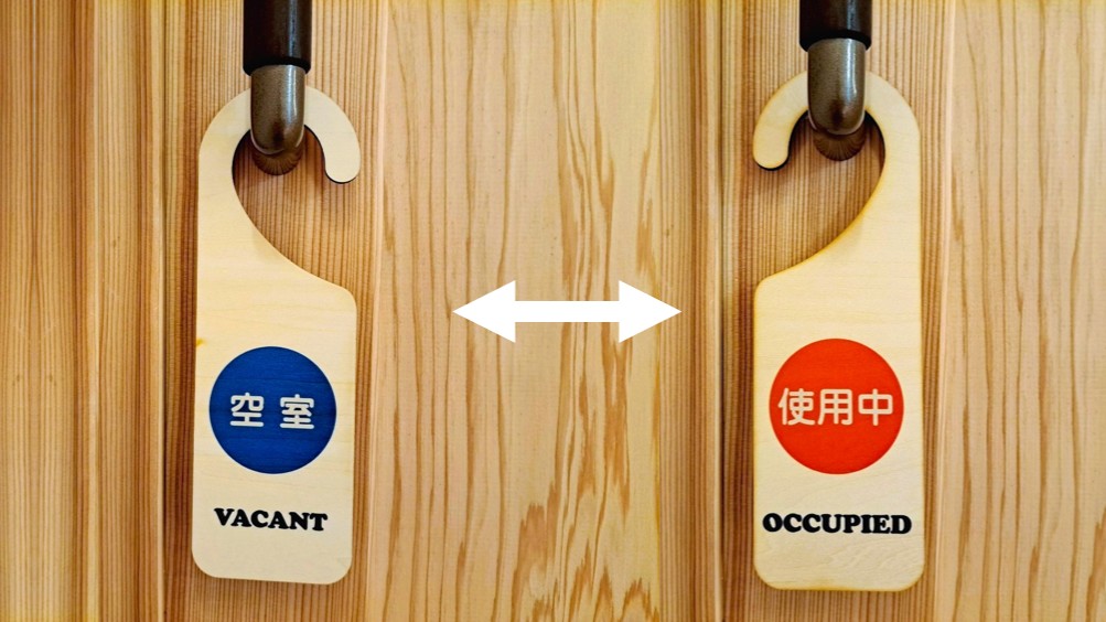 【宿泊棟＊共用部】シャワーブースは１カ所で、札を使って利用状況を確認