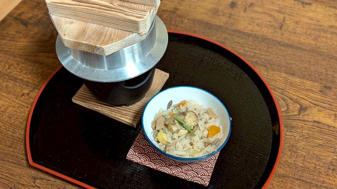 【秋御膳の釜めし】　山菜や栗、銀杏など秋の恵みを炊き上げました。　