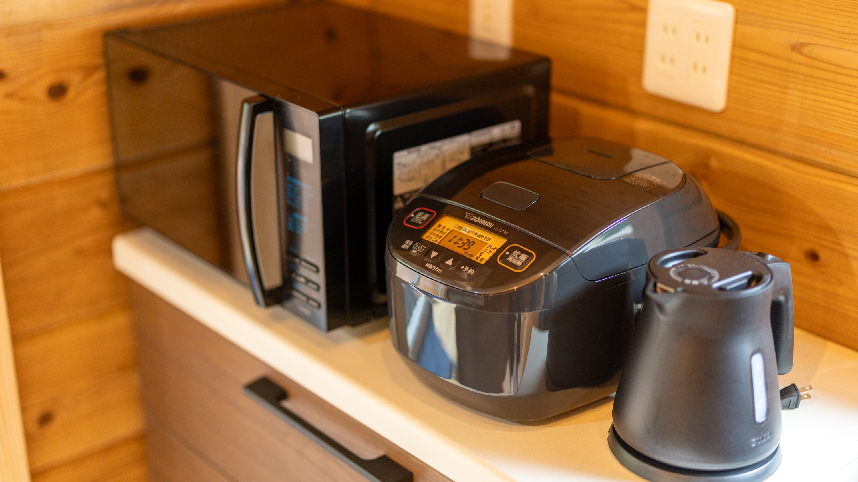 【プレミアムコテージ共通設備・備品】調理家電：電子レンジ・炊飯器・ケトル・冷蔵庫