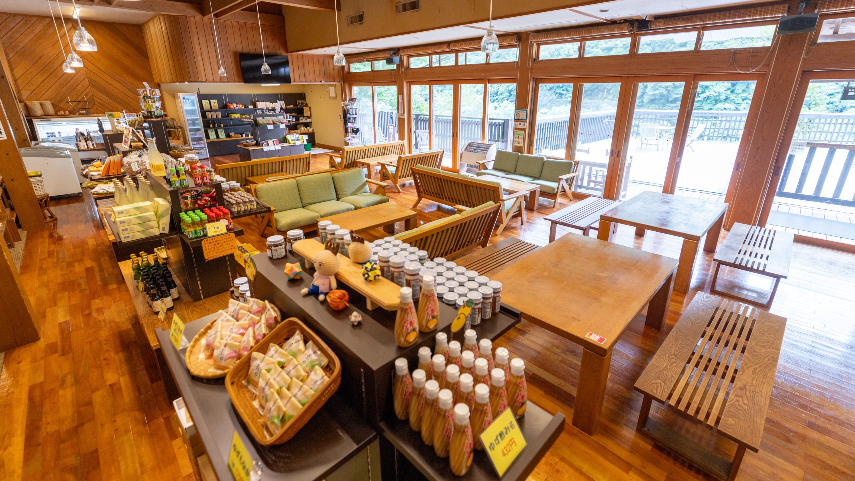 【売店】西米良村の特産物がいっぱい！ゆず使用の商品やジビエの燻製など、是非ご覧ください。