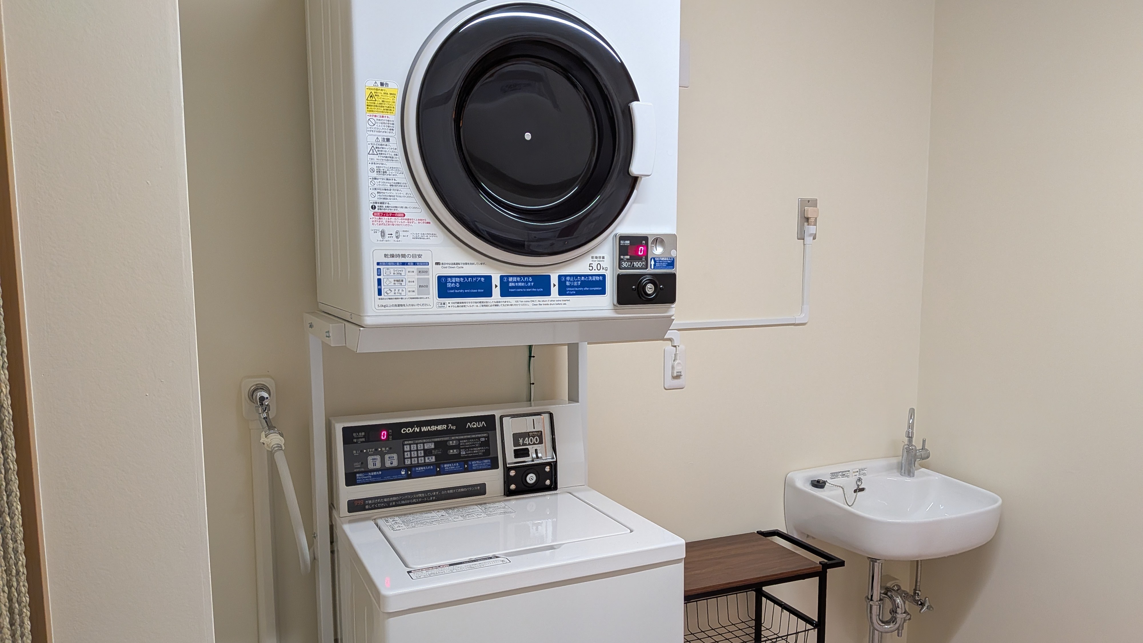 【宿泊棟＊共用部】共用ランドリーマシーン設置。洗濯：1回400円、乾燥機：30分/100円
