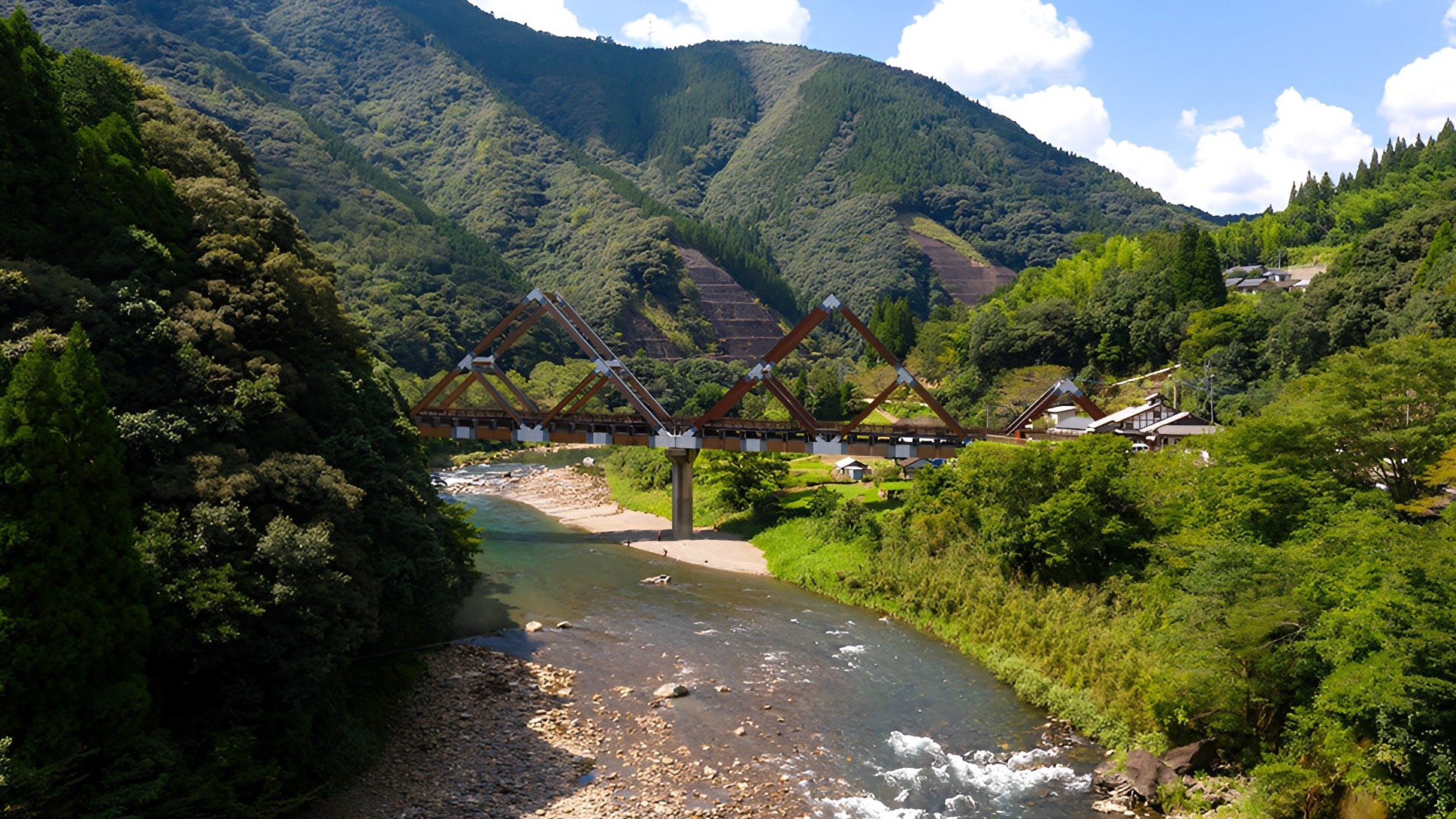 【カリコボーズ大橋】樹齢約50年の宮崎県産スギを使用した木造車道橋。