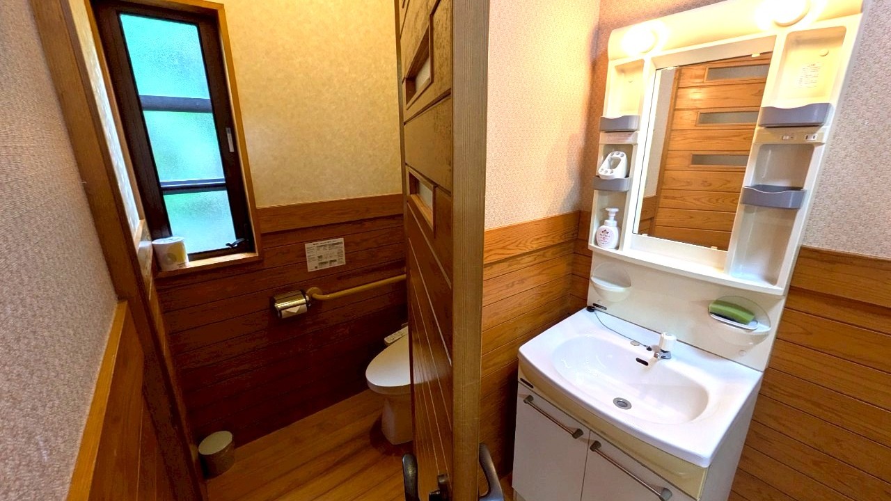 【平屋コテージC】洗面所・トイレ　※浴室はありません。温泉棟の大浴場をご利用ください。