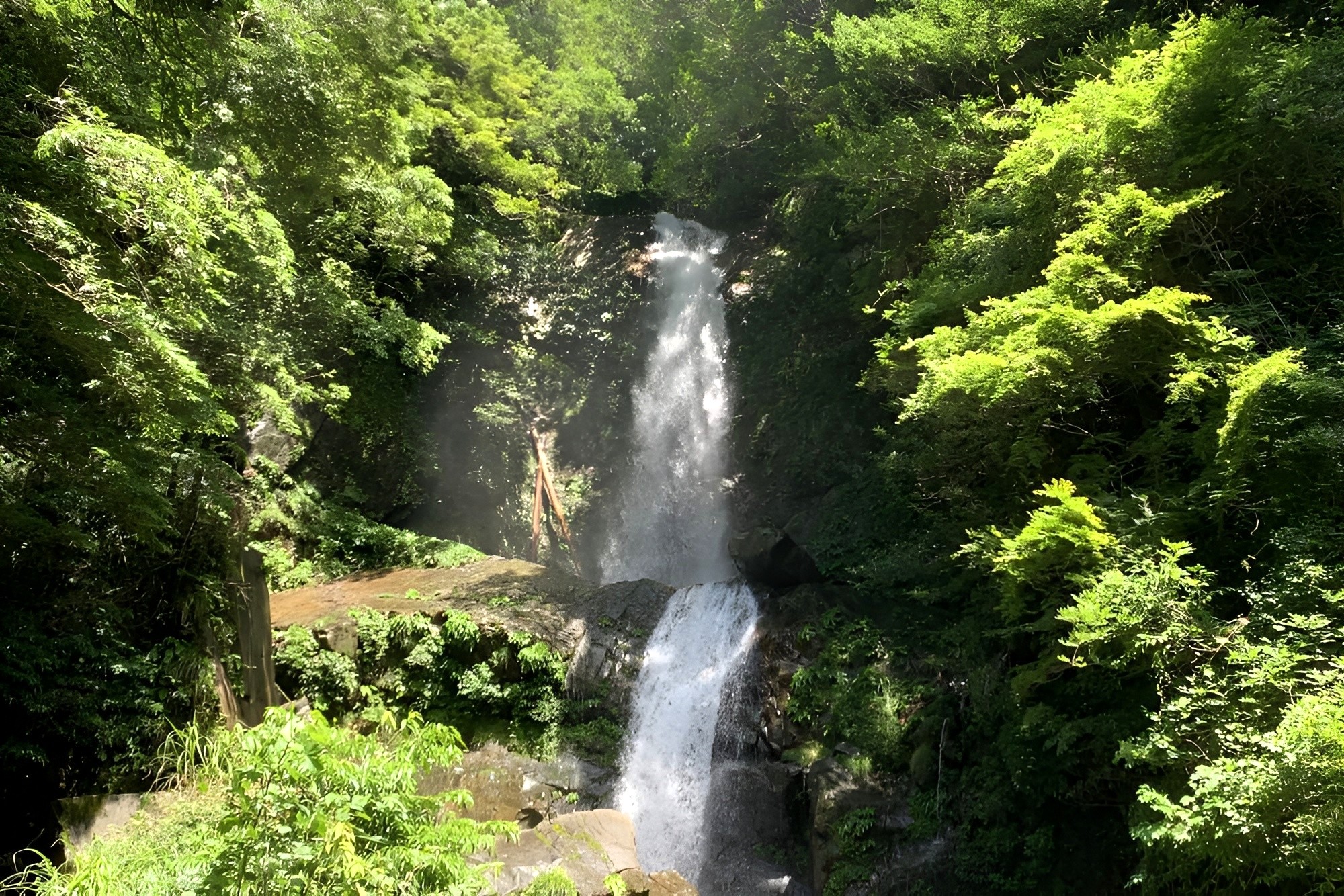 【二段の滝】またの名を「虹の滝（こうのたき）」と呼ばれ、時間帯によっては滝壺に虹がかかるのが特徴。