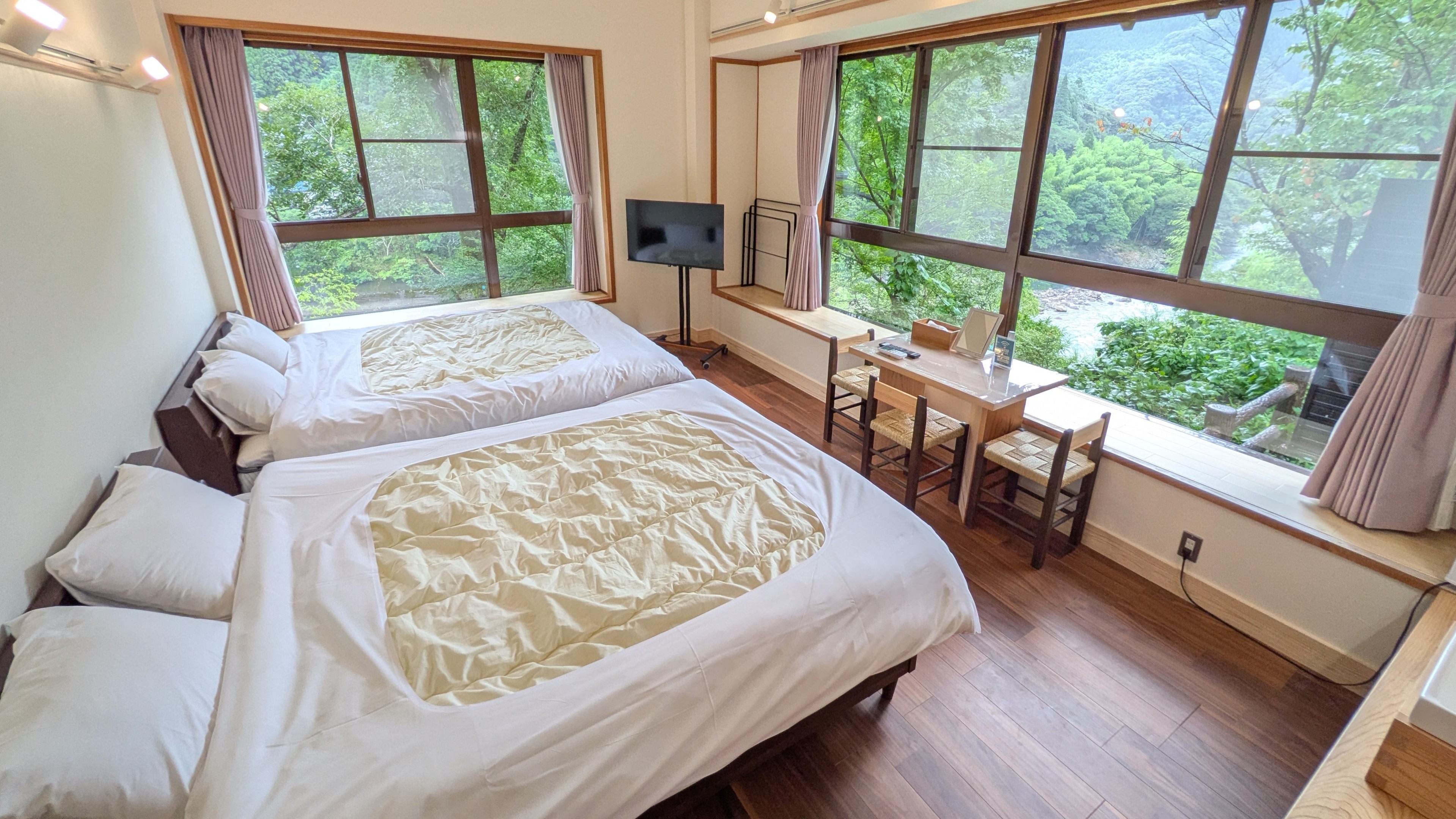 【宿泊棟＊客室】-クイーンベッドツイン-豊かな自然と清流「一ツ瀬川」を望む景色自慢のお部屋