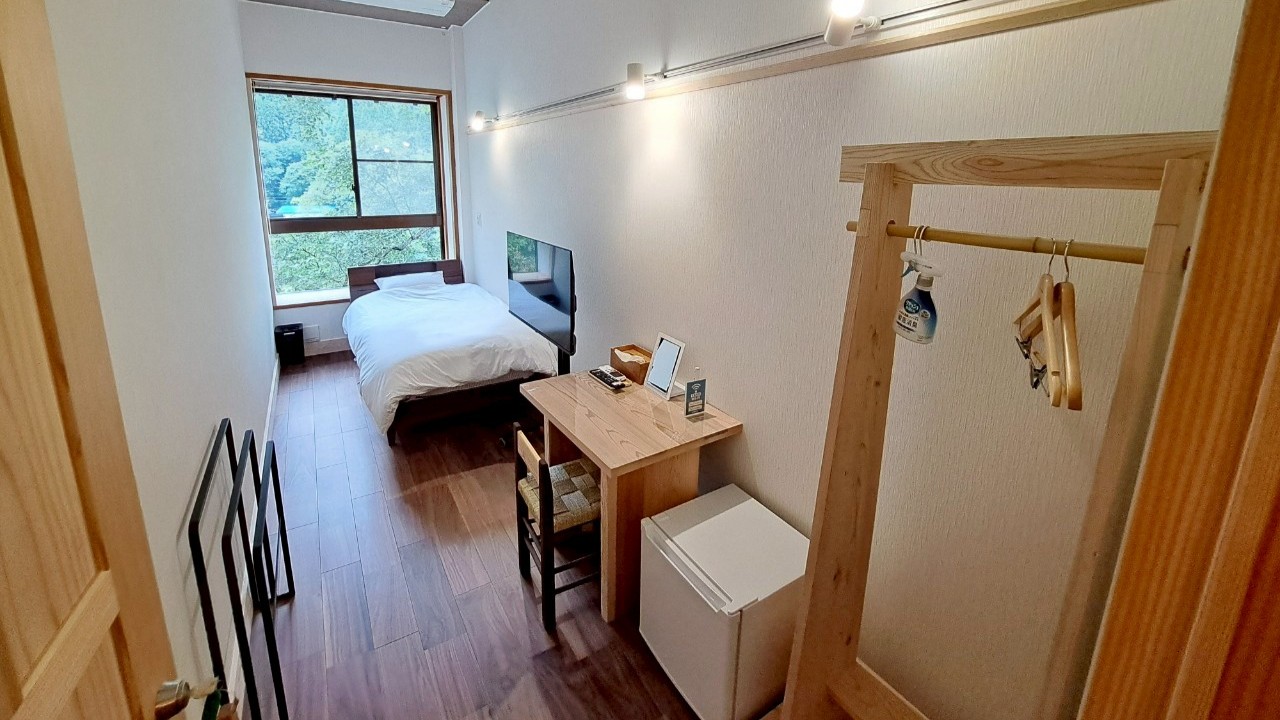 【宿泊棟＊客室】-シングルベッドルーム-コンパクトながらも心地よい空間