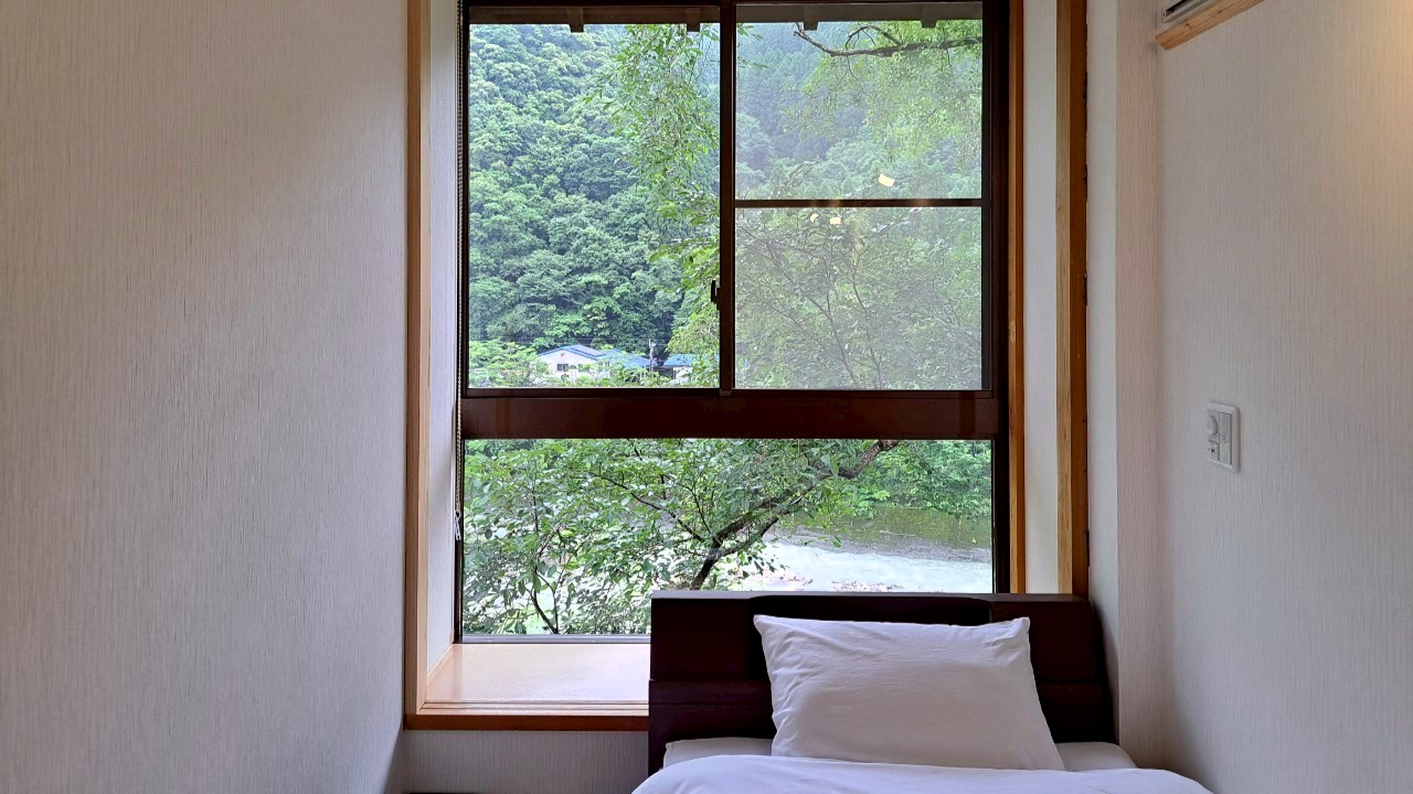 【宿泊棟＊客室】窓の外には一ツ瀬川や豊かな自然が望めます