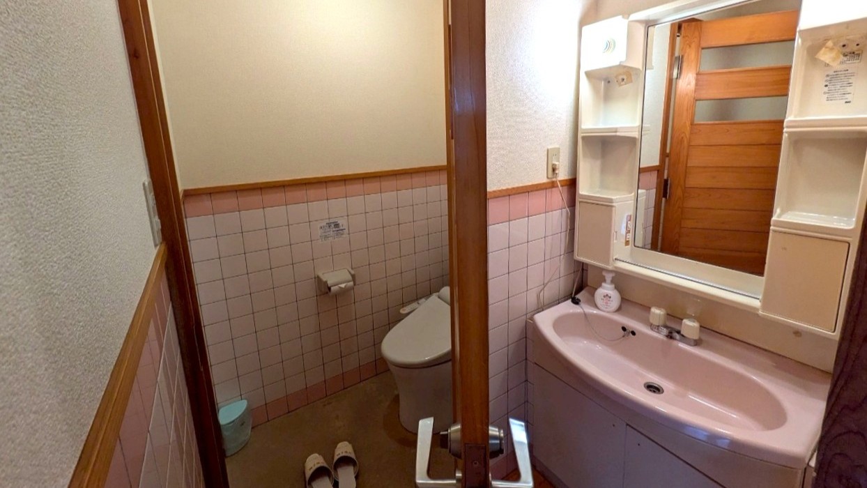 【ロフト付コテージA】洗面台・トイレ　※浴室はありません。温泉棟の大浴場をご利用ください。