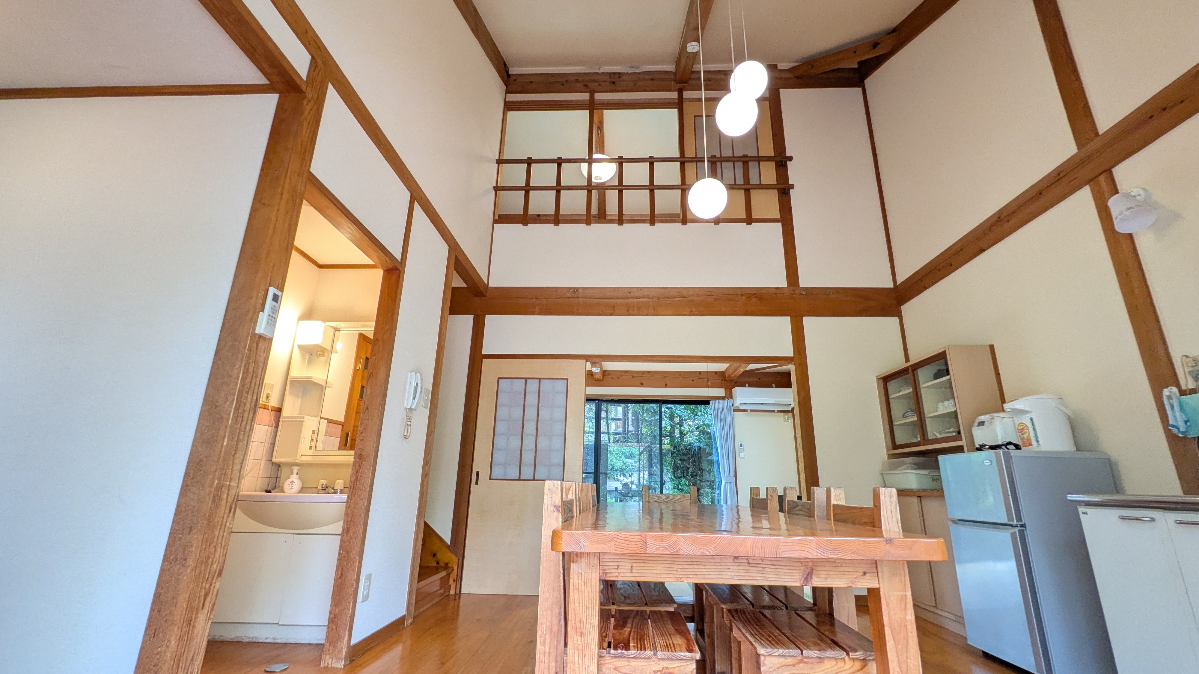 【ロフト付コテージA】吹き抜けなので、1階と2階でもコミュニケーションが取れそう♪