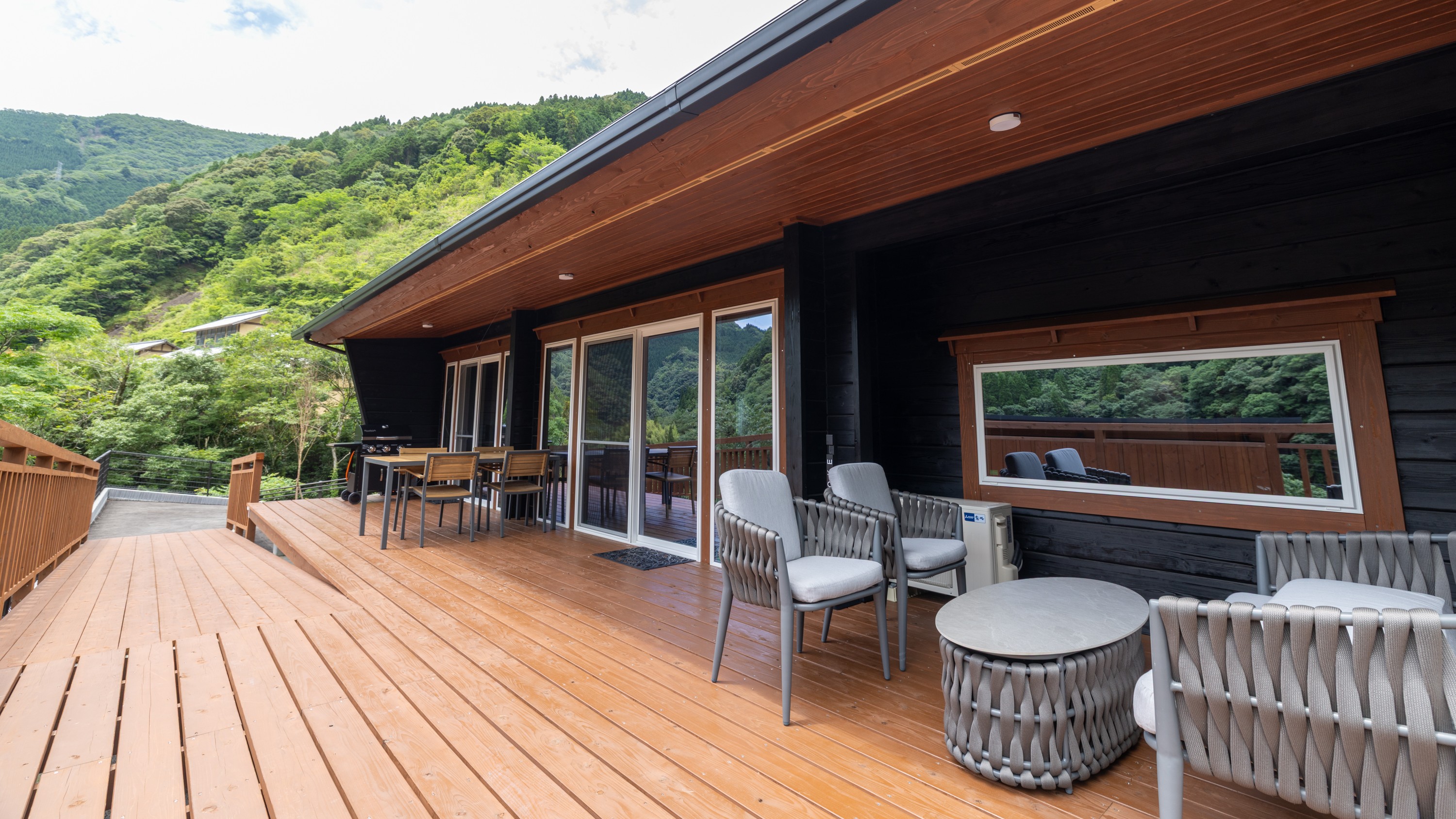 プレミアムコテージ【市房‐ICHIFUSA‐】ゆったりした時間やBBQも楽しめる屋根付きの広いデッキ