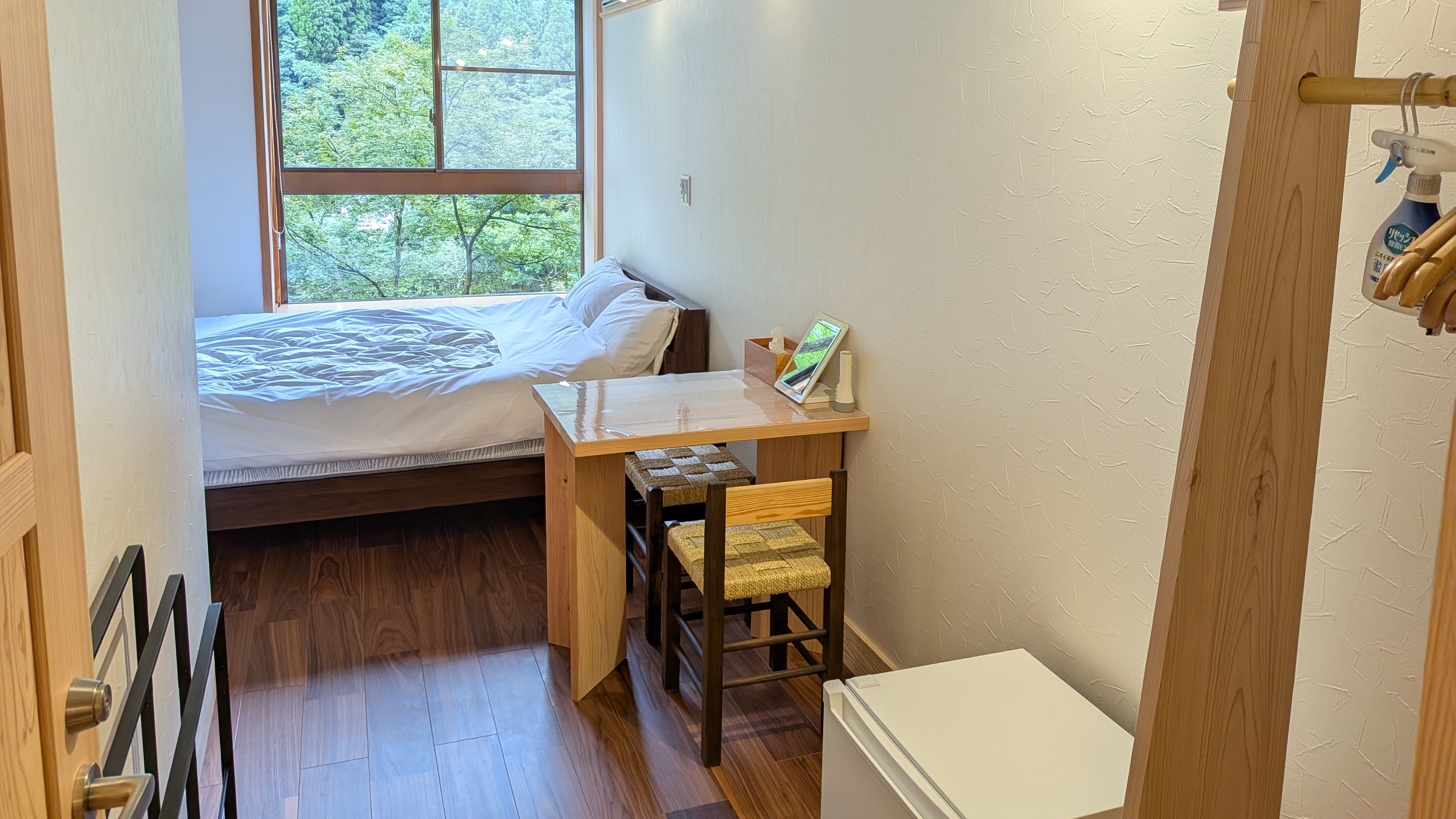 【宿泊棟＊客室】ｰダブルベッドルーム-ベッドでくつろぎながら景色や読書を楽しめるくつろぎの空間ｰ