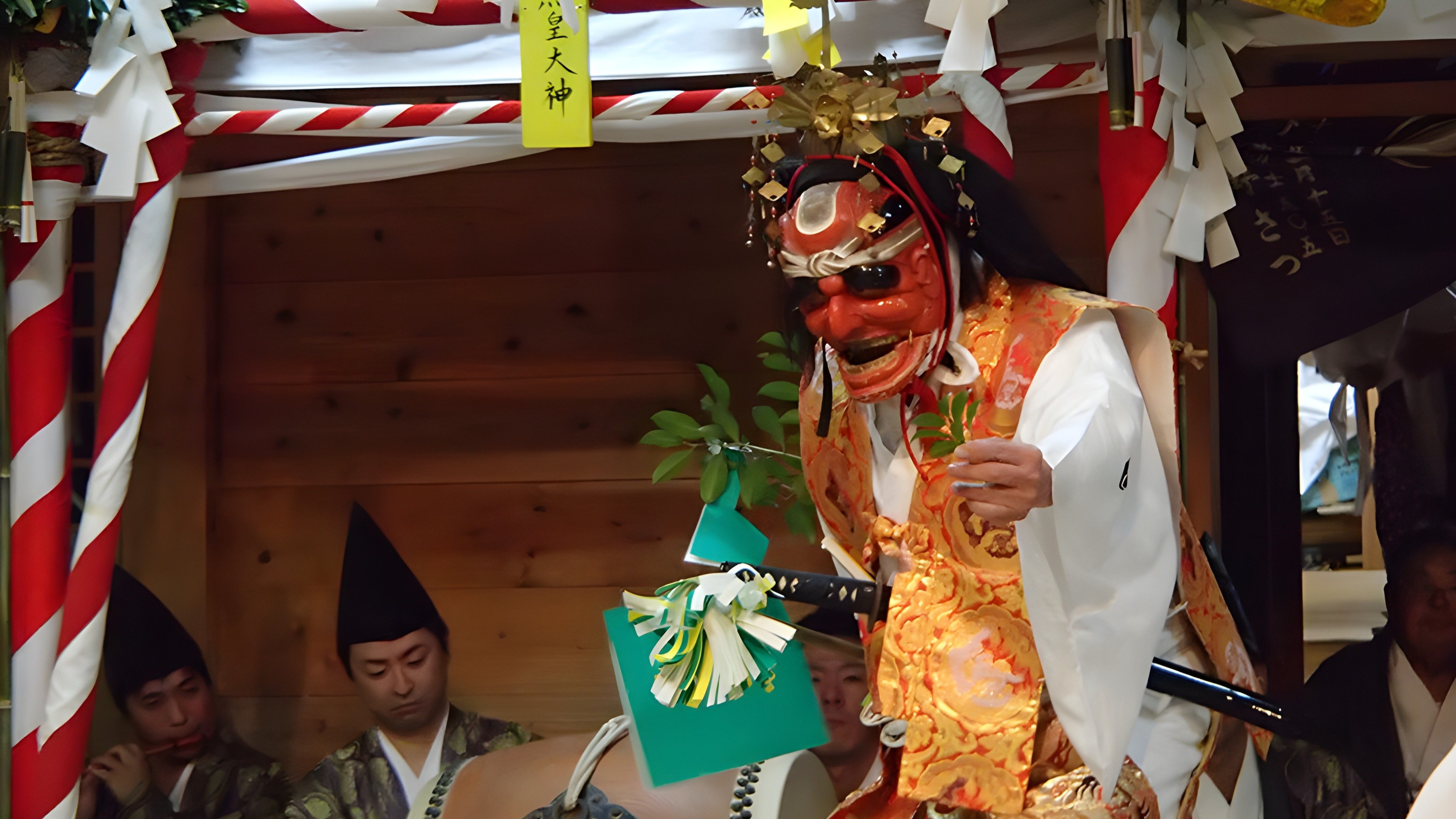【米良神社】毎年12月第2土曜～日曜にかけて神楽殿に奉納される「小川神楽」。
