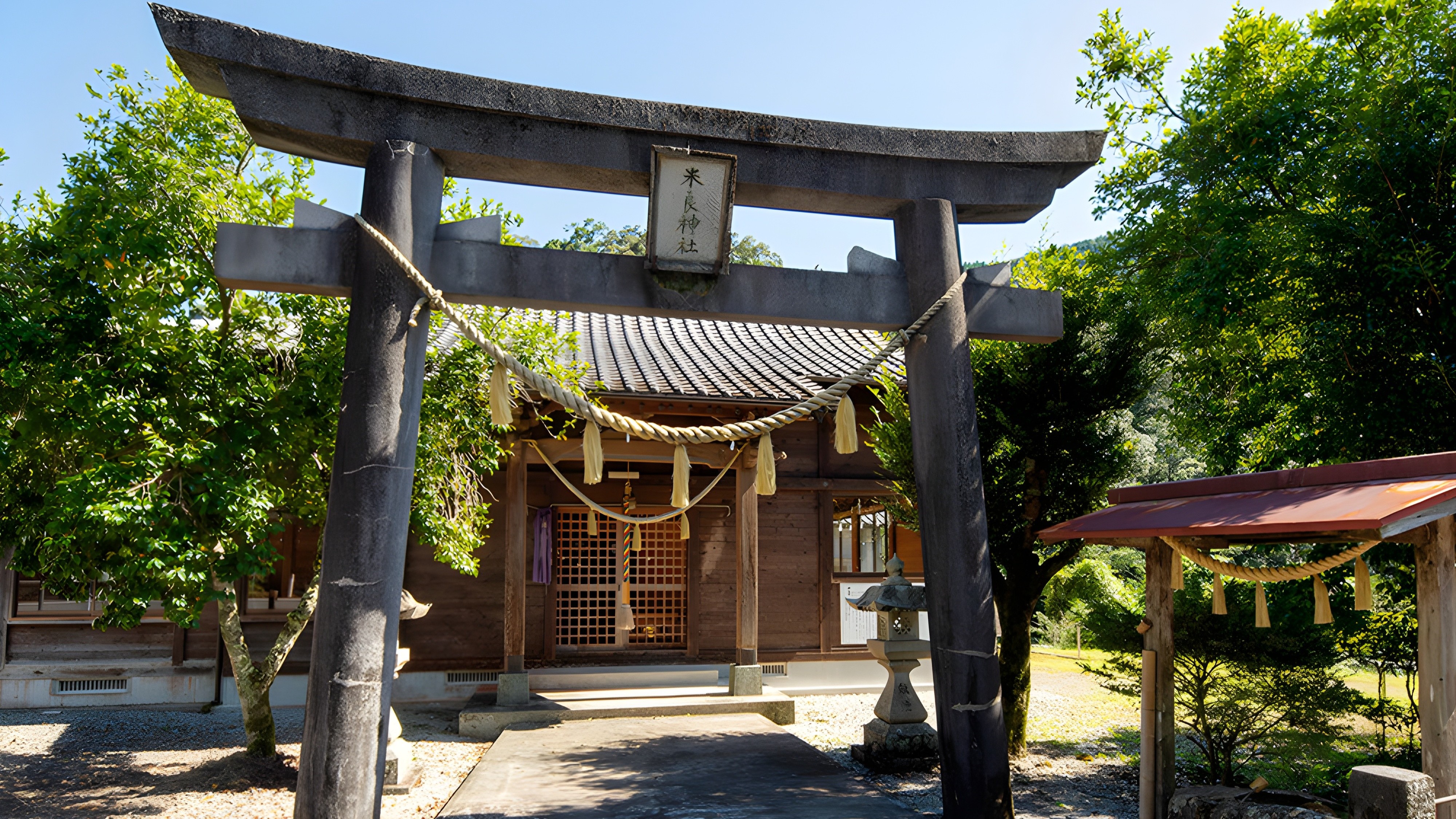 【米良神社】西米良村小川地区の鎮守で、御祭神は大山祇命、磐長姫命。