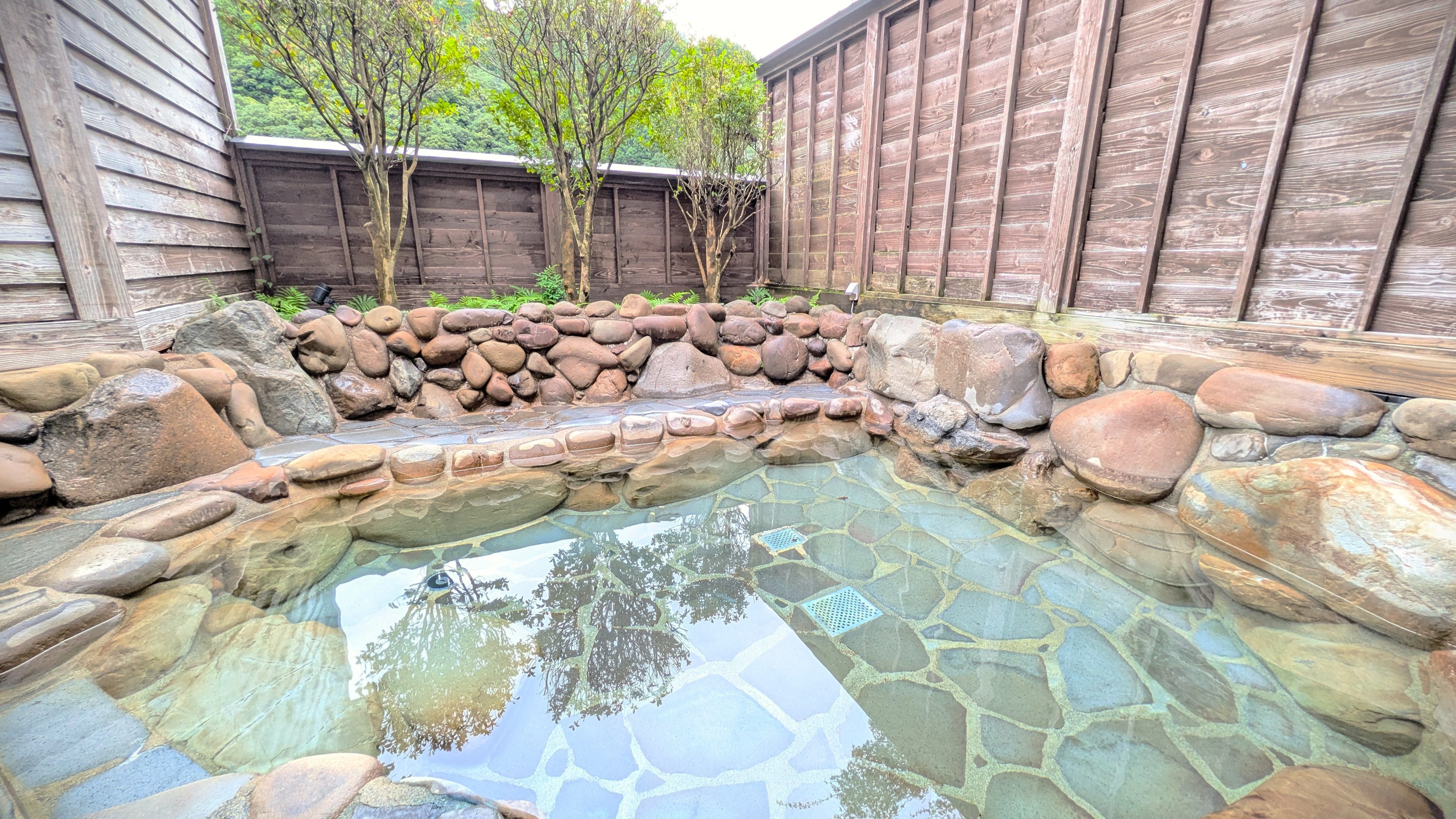 【温泉棟＊貸切家族風呂】岩風呂露天　※階段が数段ございます。