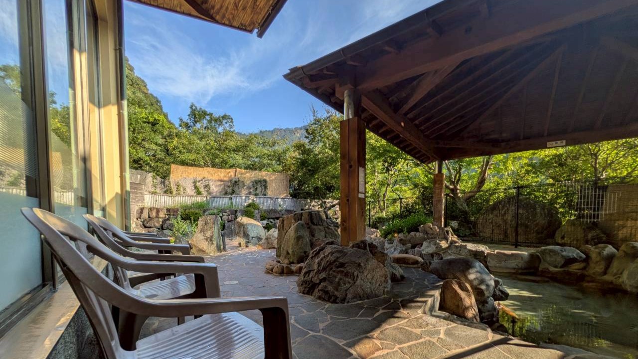 【温泉棟＊川の湯】外気浴スペースと露天風呂