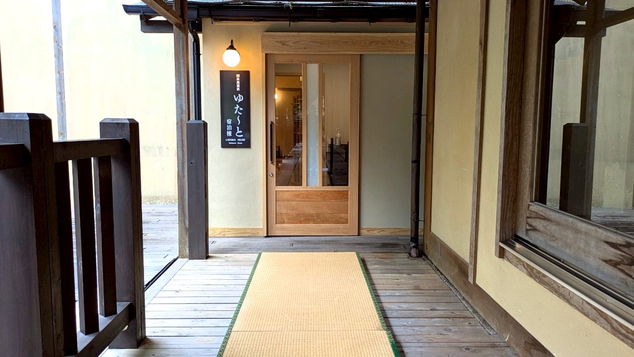 【宿泊棟＊共用部】温泉棟からの入り口