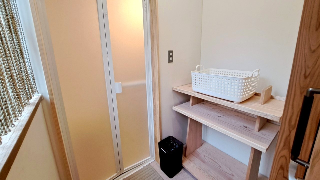 【宿泊棟＊共用部】シャワールーム脱衣所