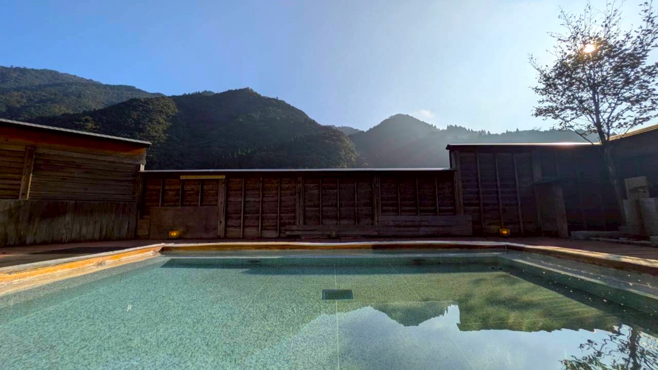 【温泉棟＊陽の湯】西米良の空と緑を仰ぐ檜露天風呂