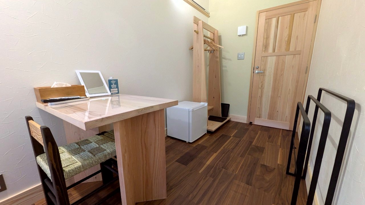 【宿泊棟＊客室】全客室共通：ミニテーブル、冷蔵庫、ハンガーラック、タオル掛けを設置