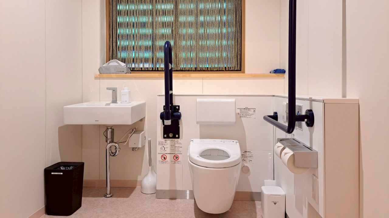 【宿泊棟＊共用部】車椅子の方も安心♪広めのお手洗い