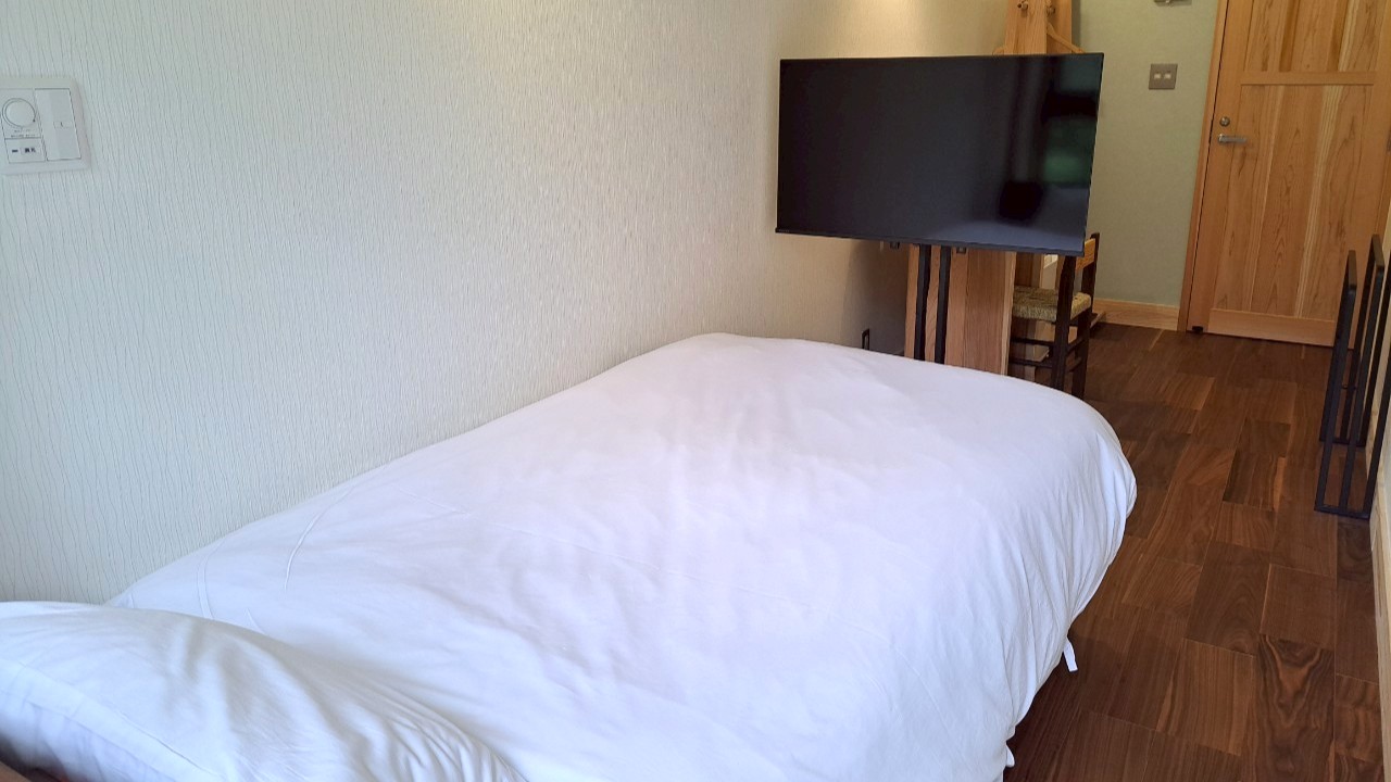 【宿泊棟＊客室】可動式スマートテレビだから、リラックスしながら映画も&hellip;♪　-シングルベッドルーム-