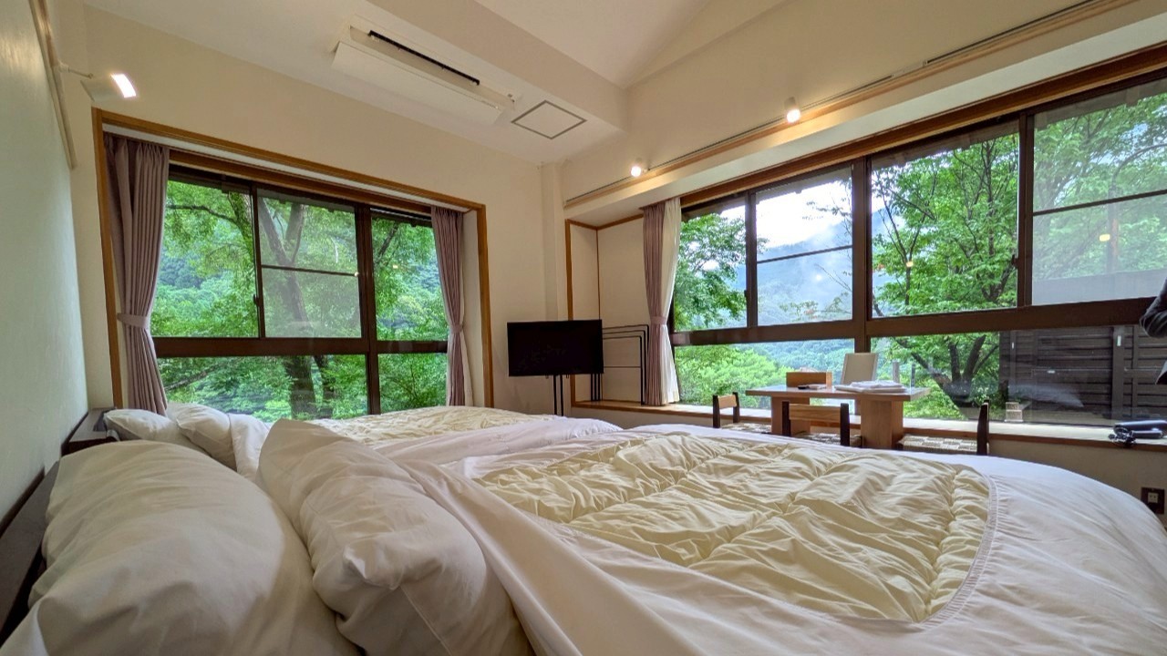 【宿泊棟＊客室】-クイーンベッドツイン-大きなベッドでゆったりと快適に♪