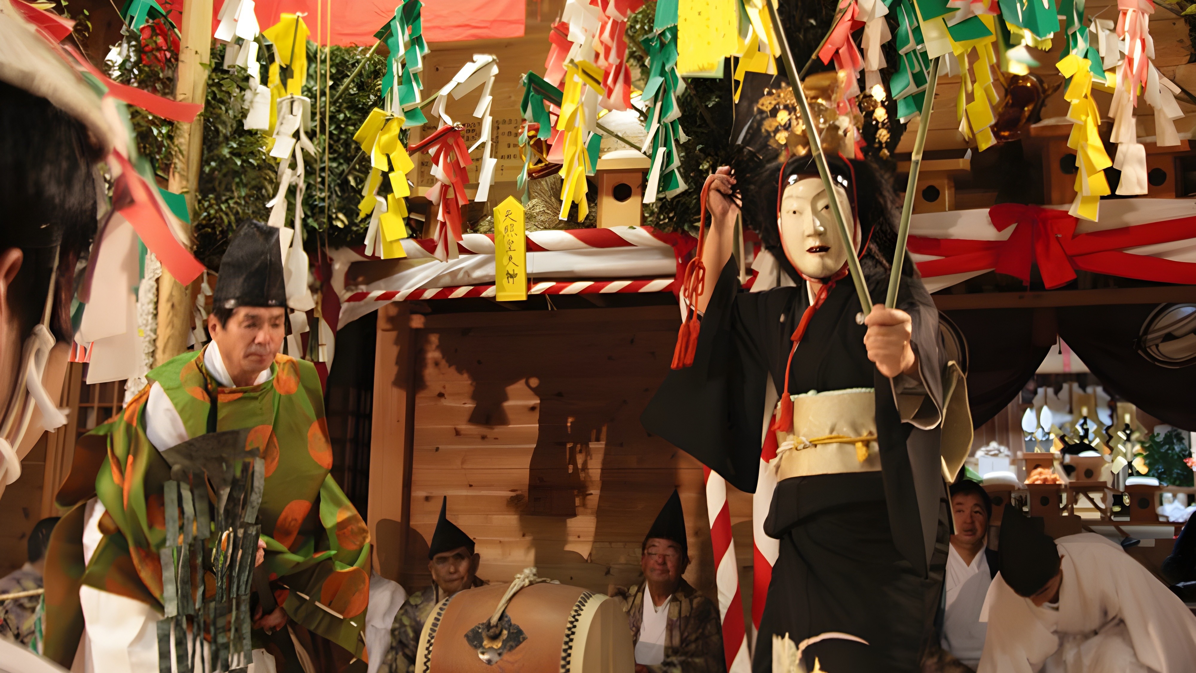【米良神社】毎年12月第2土曜～日曜に奉納される「小川神楽」は、国指定重要無形民俗文化財。