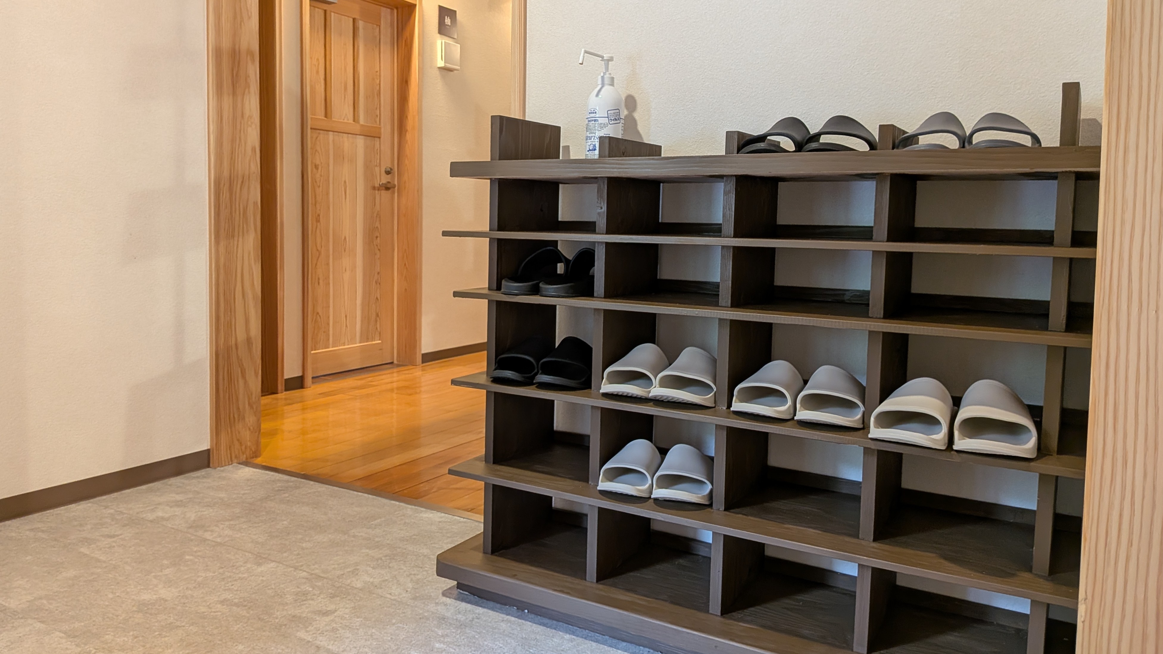 【宿泊棟＊共用部】入口に宿泊棟内でご利用いただけるスリッパをご用意しています