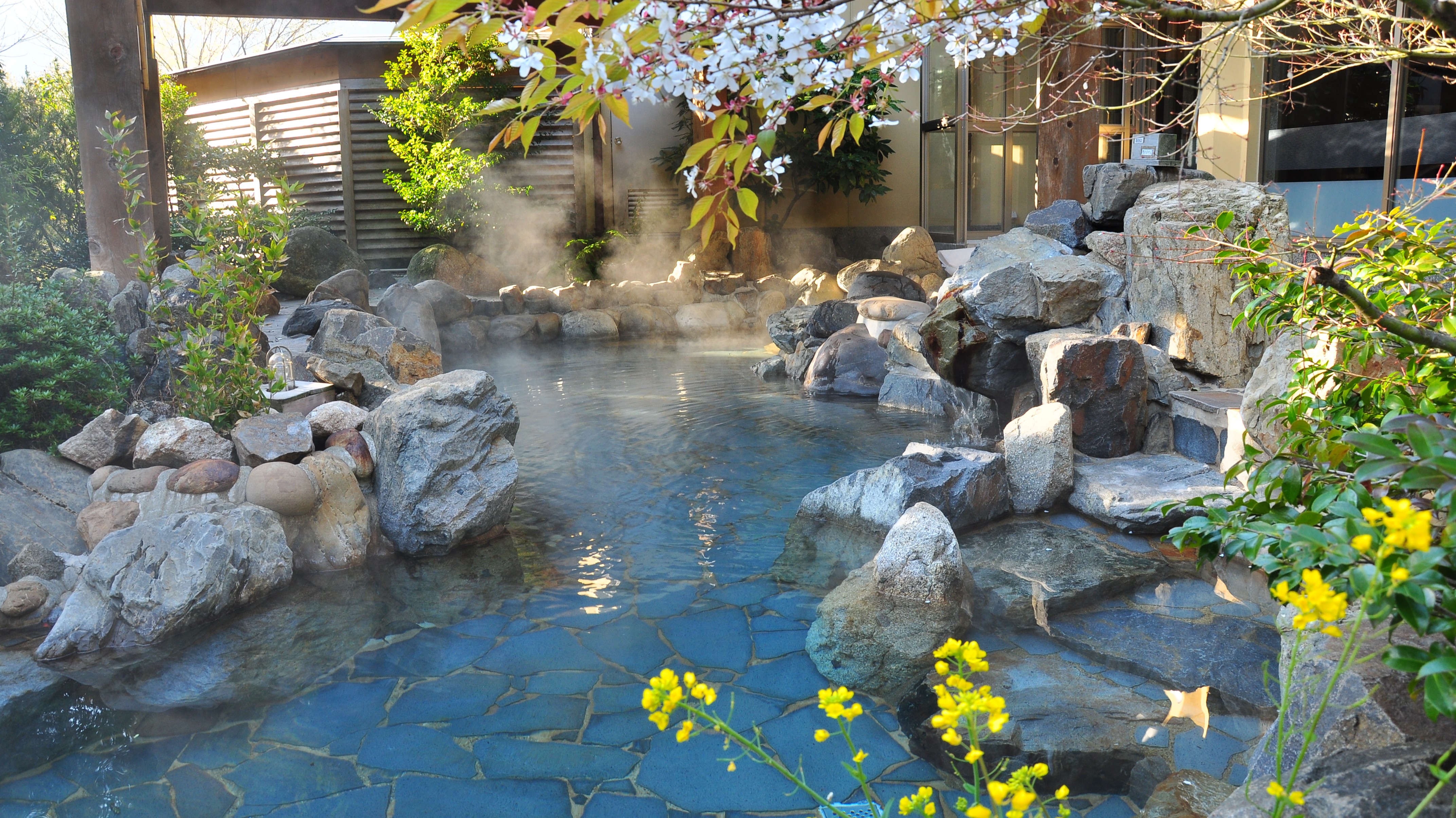 【温泉棟＊川の湯】岩風呂露天：春は山桜、秋は紅葉、季節の移り変わりを感じられる素敵な露天風呂
