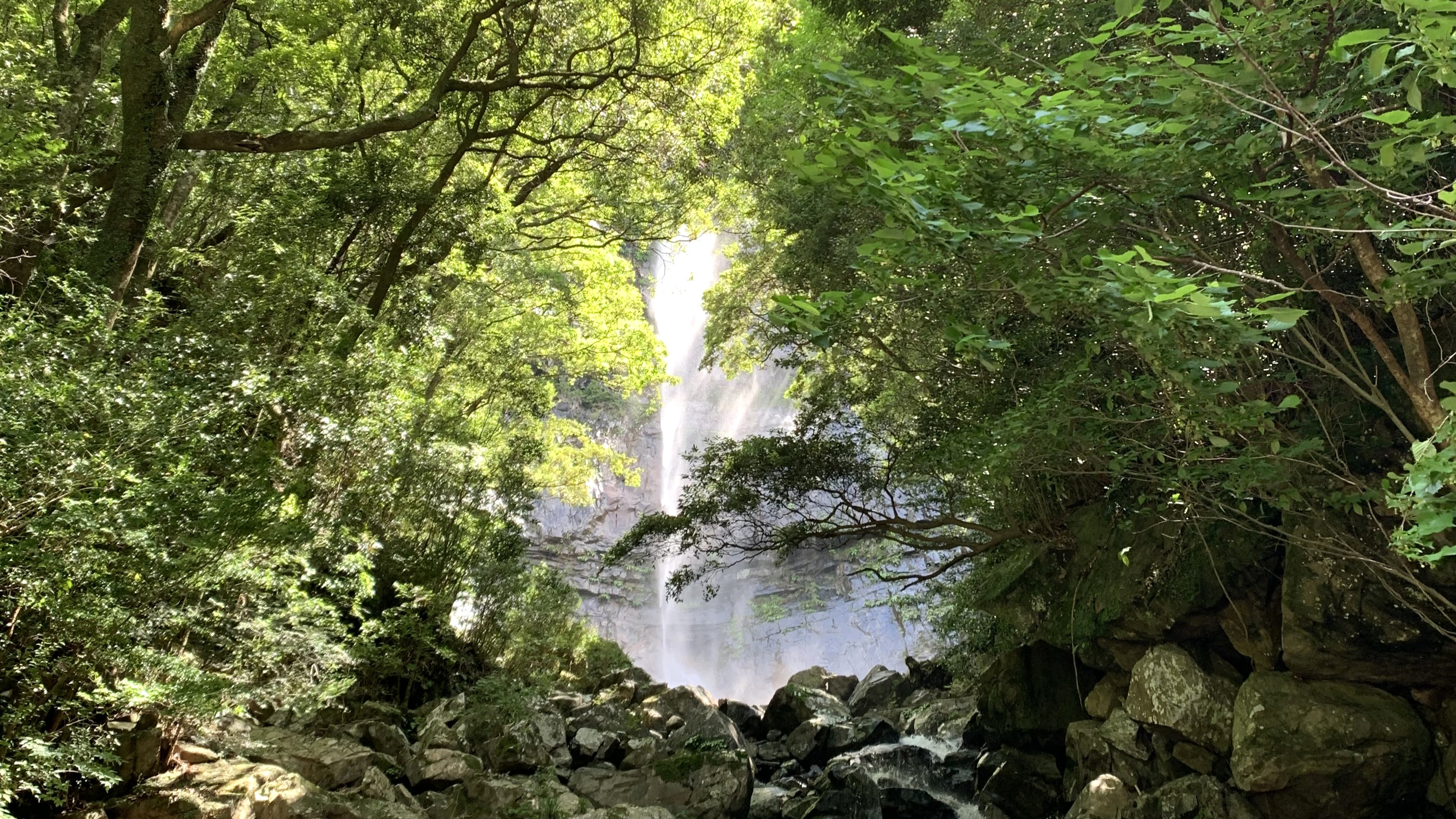 【布水の滝】落差75mの直漠の滝。運が良ければ滝のしぶきと陽の光が作る虹が見えるかも&hellip;