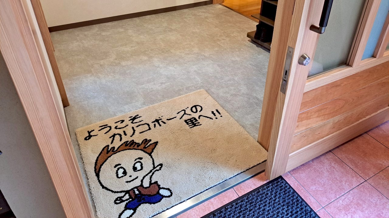 【宿泊棟＊共用部】宿泊棟出入口では、カリコボーズもお客様をお出迎え♪