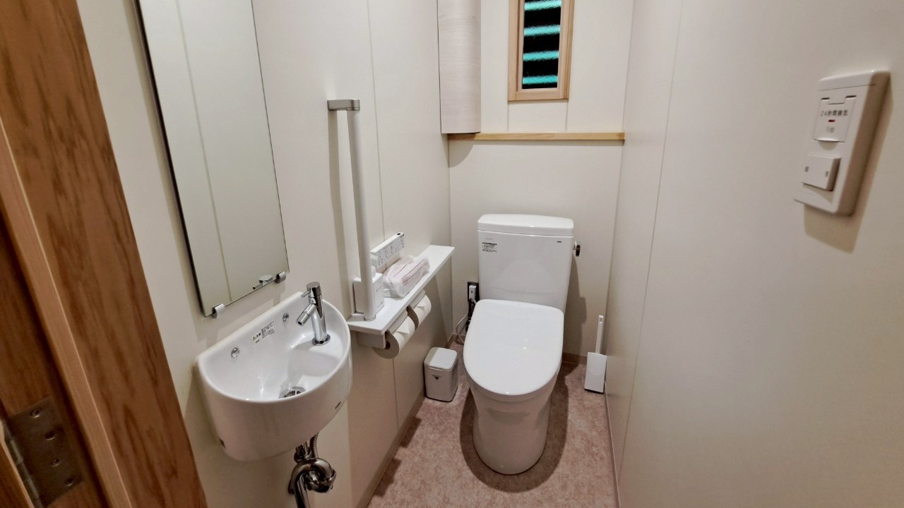 【宿泊棟＊共用部】宿泊棟のお手洗いは共有ですが、男女別なので安心♪