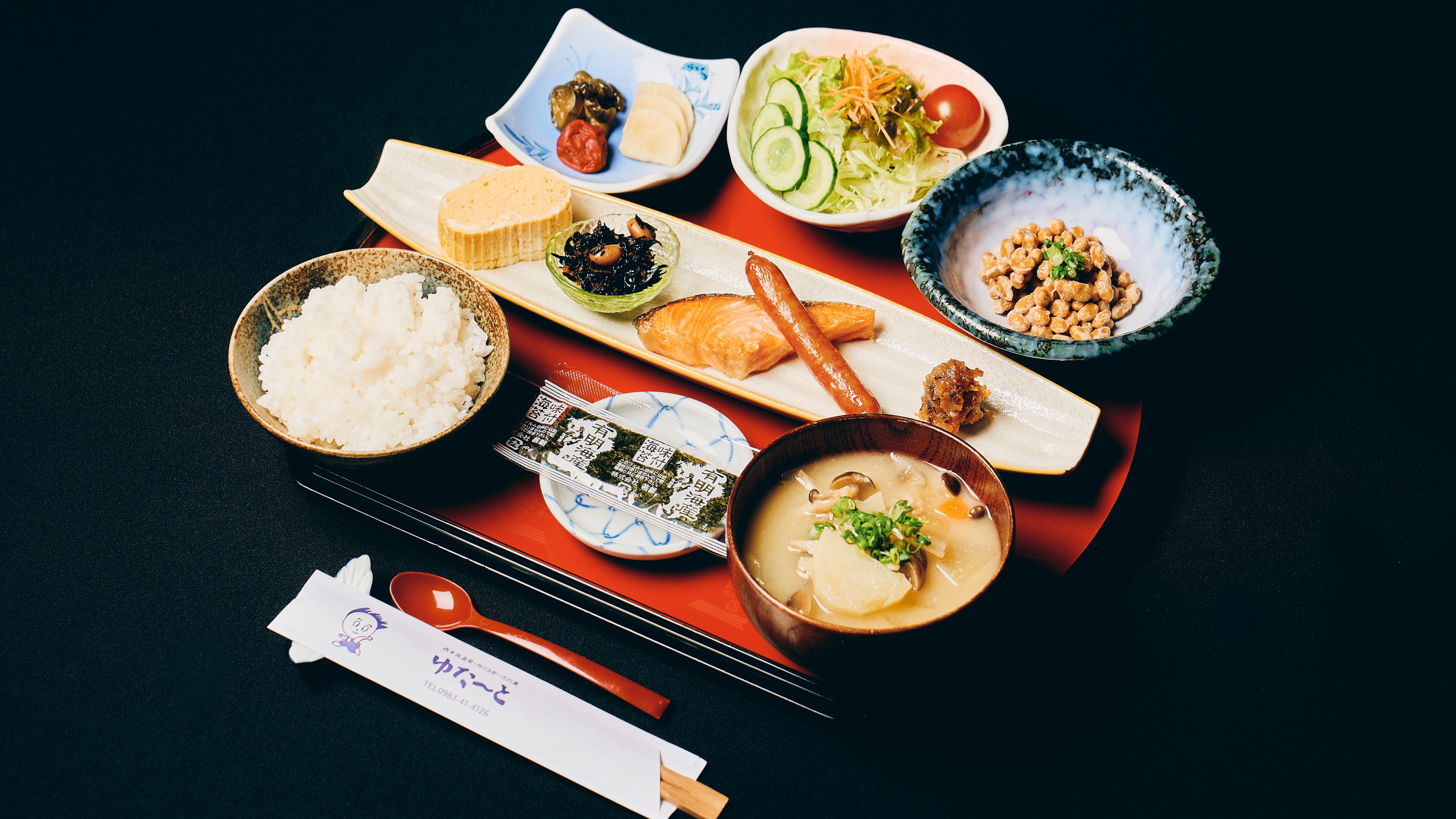 【朝食例】炊き立てごはんに具だくさんのお味噌汁に感動♪　※食材は季節や仕入れにより異なります。