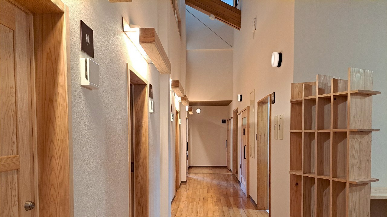 【宿泊棟＊共用部】木のぬくもりを感じられる廊下