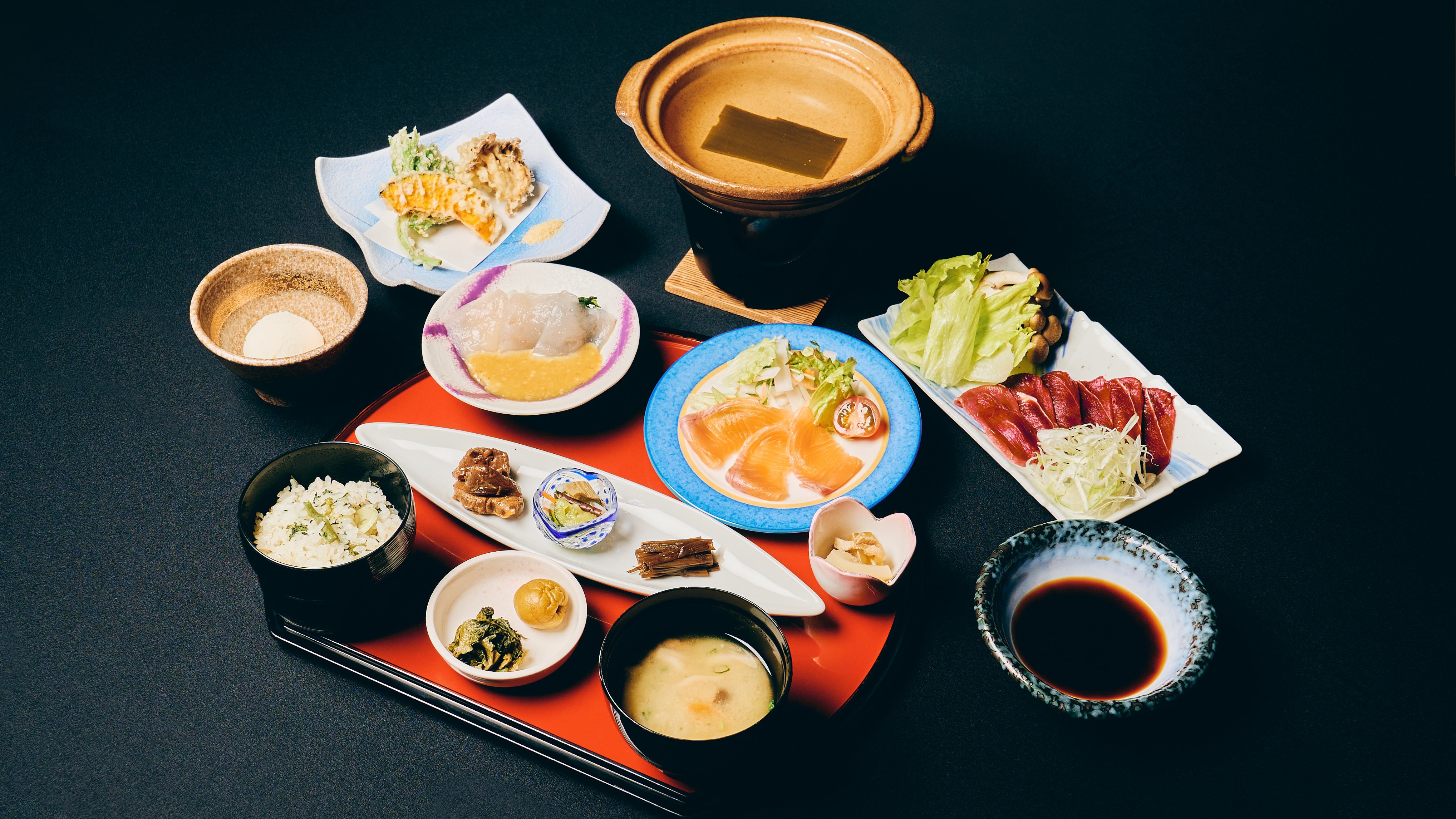 【夕食例】西米良サーモンやジビエを使用した御膳をご用意。小鉢・天ぷら・鍋物は季節により異なります。